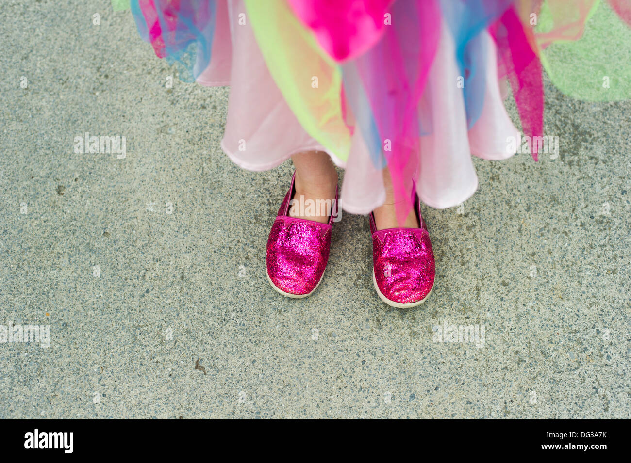 Junge Mädchen tragen bunte Kleidung und funkelnden rosa Schuhe, High Angle View Stockfoto