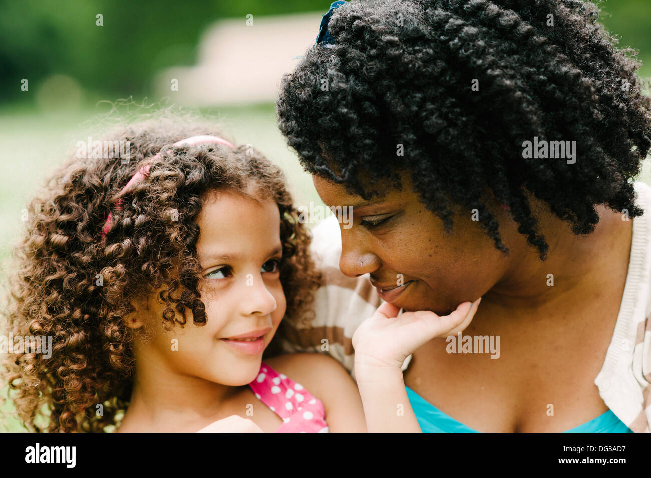 Lächelnde Mutter und Tochter sahen einander Stockfoto