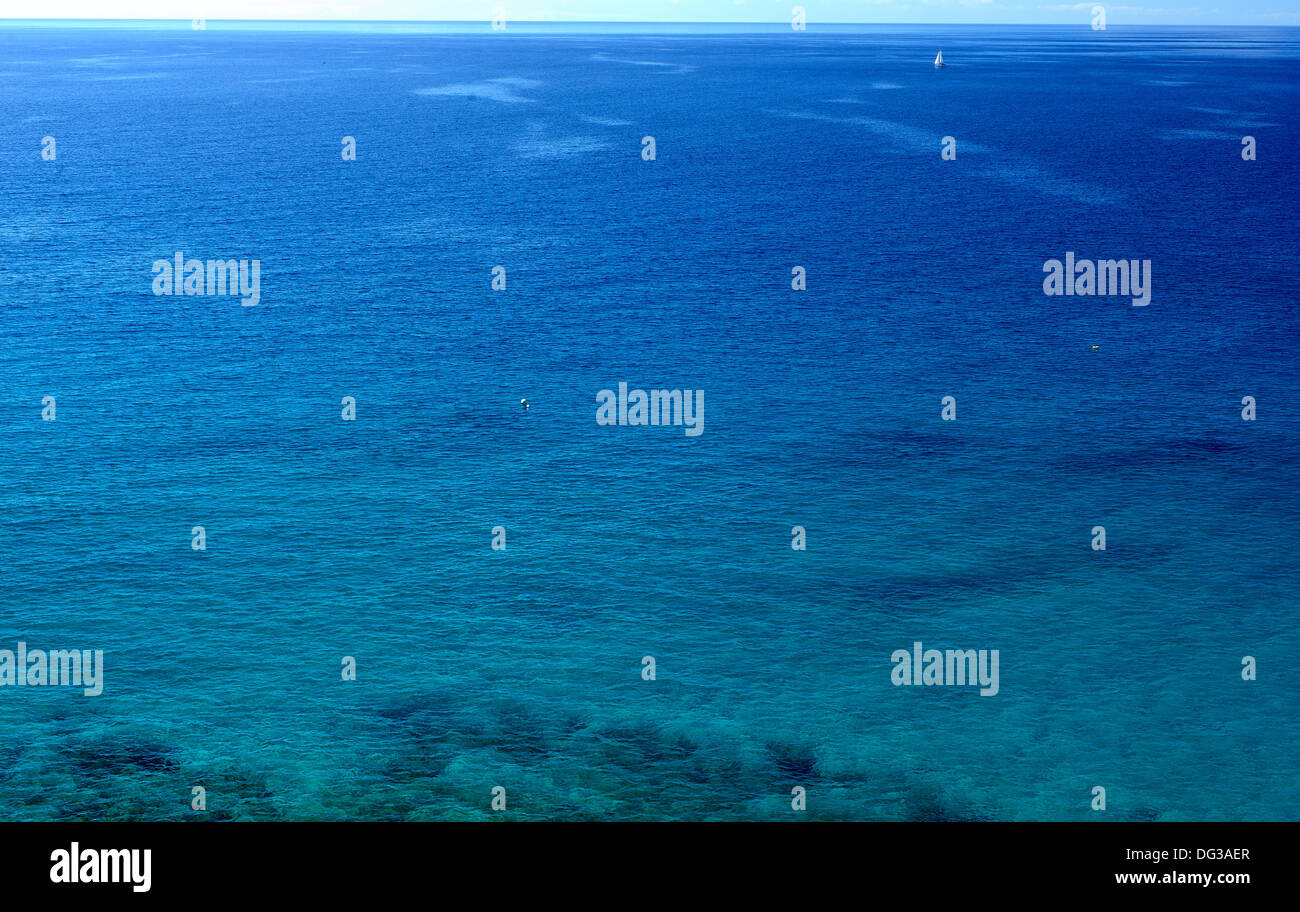 Das Azurblau des Atlantischen Ozeans von der Insel Fuerteventura, Spanien Stockfoto