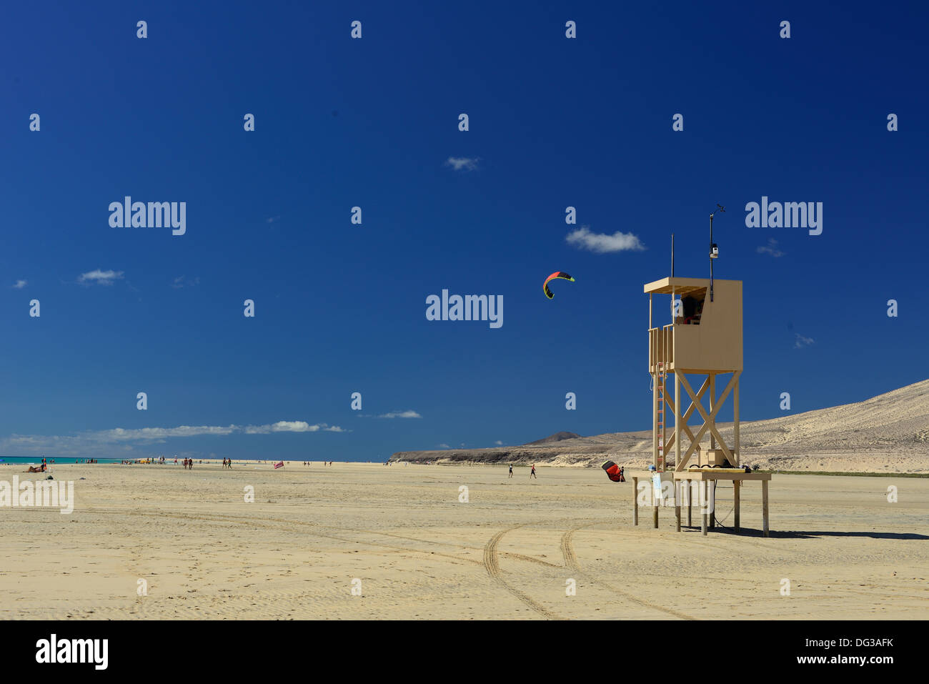 Eine Strandszene mit eine Strandwache auf der spanischen Insel Fuerteventura Stockfoto