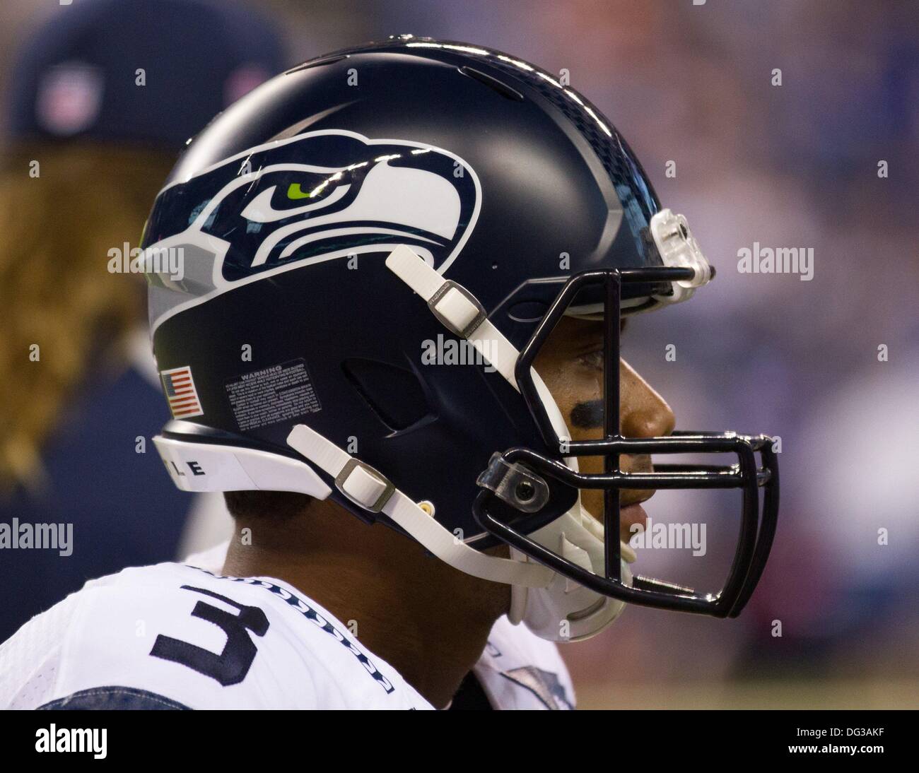 Indianapolis, OH, USA. 6. Oktober 2013. 6. Oktober 2013: Seattle Seahawks quarterback Russell Wilson (3) bei einem Stopp im Spiel, während die NFL-Spiel zwischen den Seattle Seahawks und die Indianapolis Colts im Lucas Oil Stadium in Indianapolis, IN. Die Indianapolis Colts gegen die Seattle Seahawks 34-28. © Csm/Alamy Live-Nachrichten Stockfoto