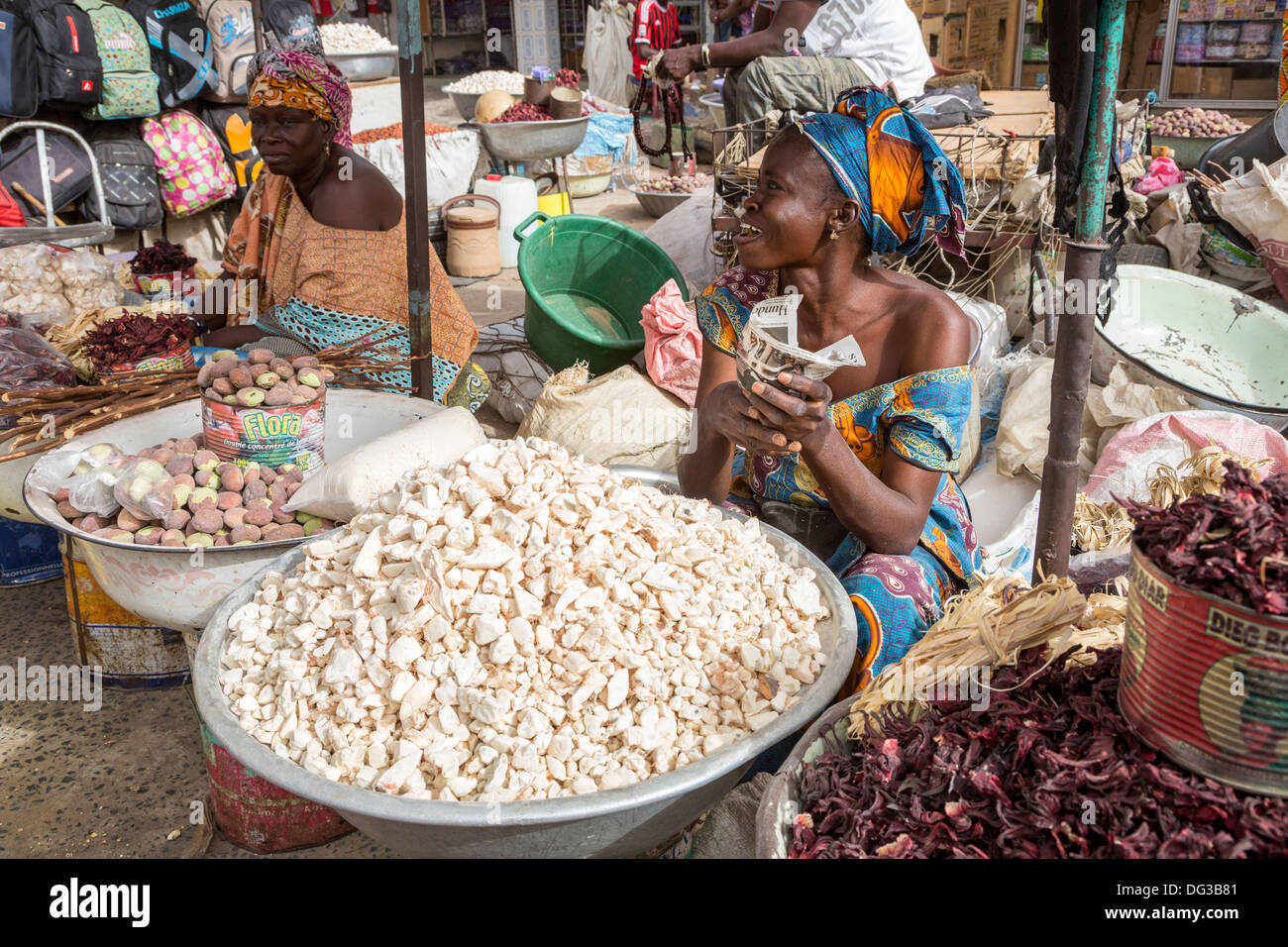 Senegal, Touba. Straße Verkäufer verkaufen Baobab Frucht, reich an Kalzium und Vitamin c. Stockfoto