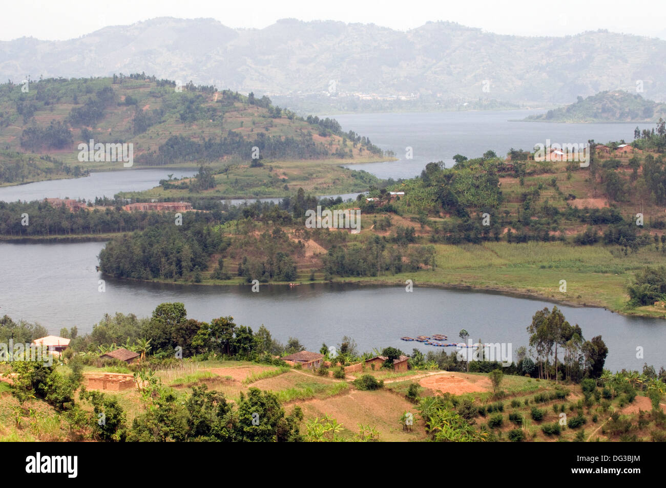 Aussicht von Virunga Lodge über See Burera und landwirtschaftliche Betriebe, Landwirtschaft, Wälder und Hügel rund um den See. Ländlichen Ruanda Stockfoto