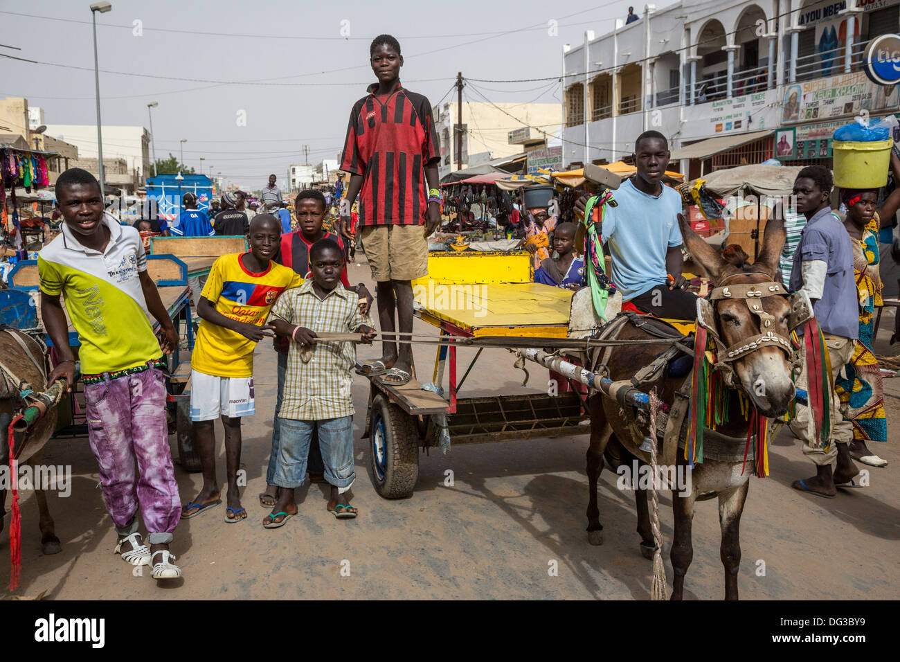 Senegal, Touba. Junge Männer auf einem belebten Markt Straße. Stockfoto