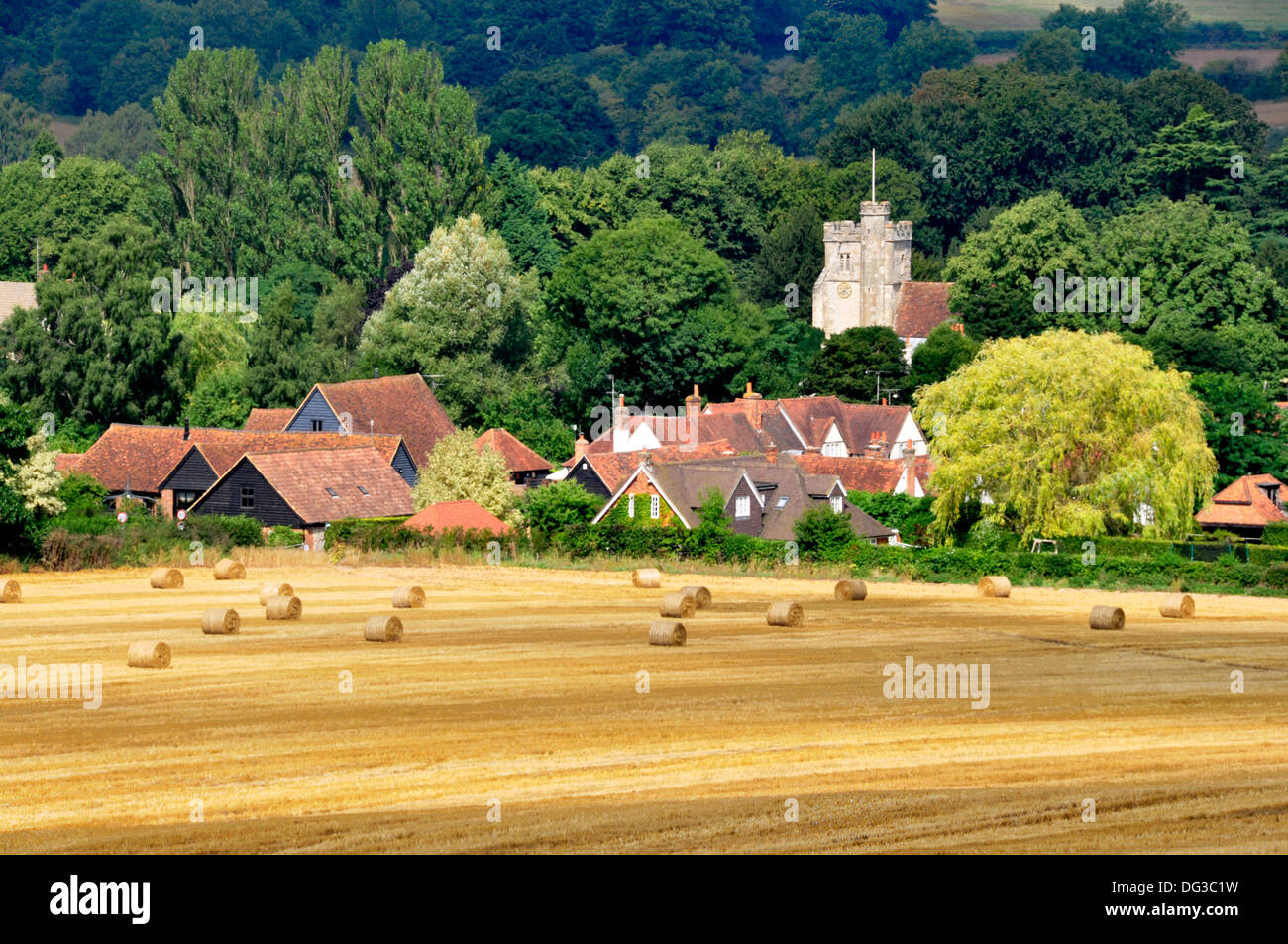 Dollar - Chiltern Hills - Blick auf Little Missenden Dorf - über Feld goldene Stoppeln - Strohballen - Herbstsonne Stockfoto