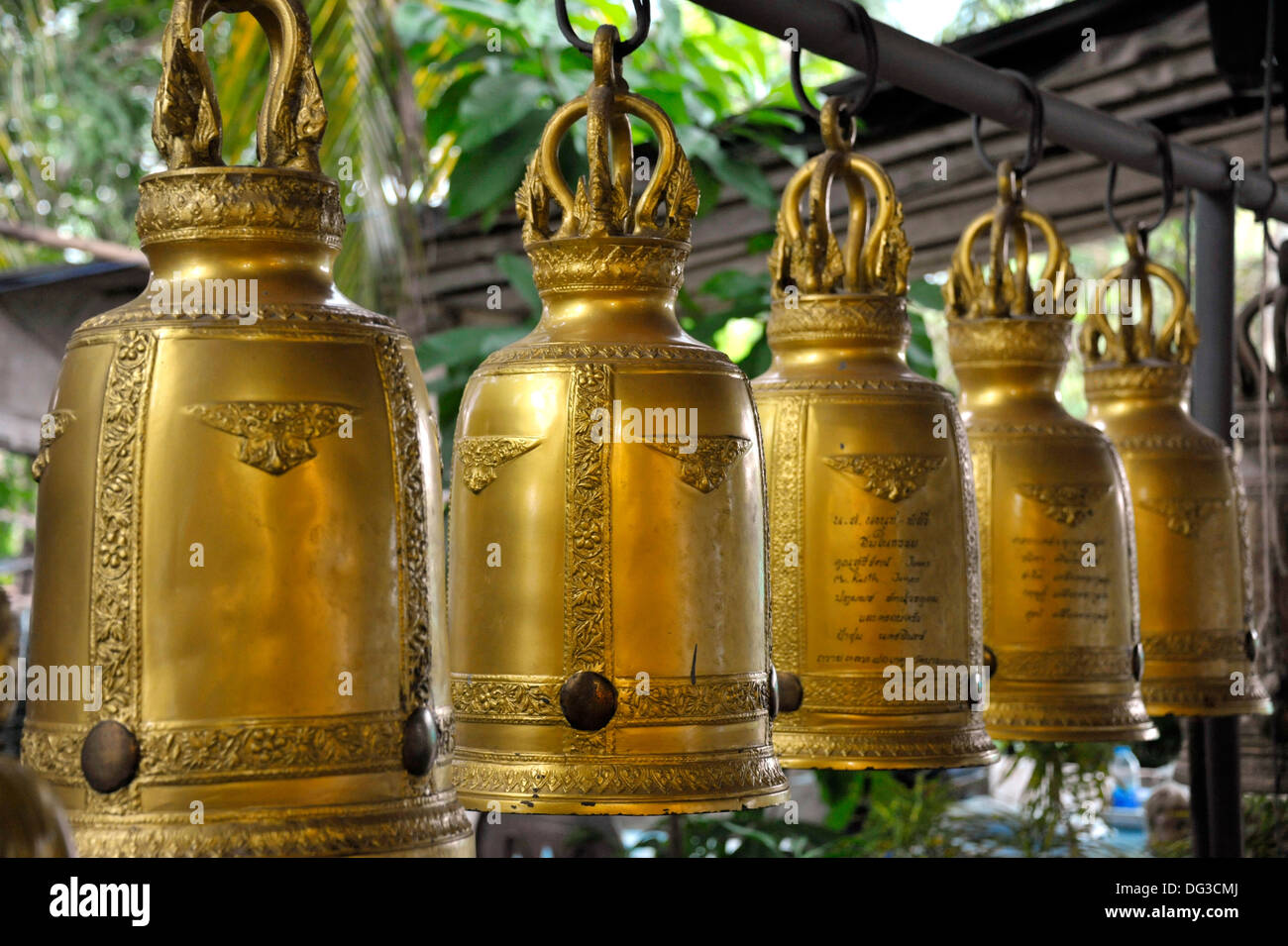 Buddhistische Tempelglocken in Amphawa, Samut Songkhram, Wat Bang Ko Thepasak, Thailand. Stockfoto