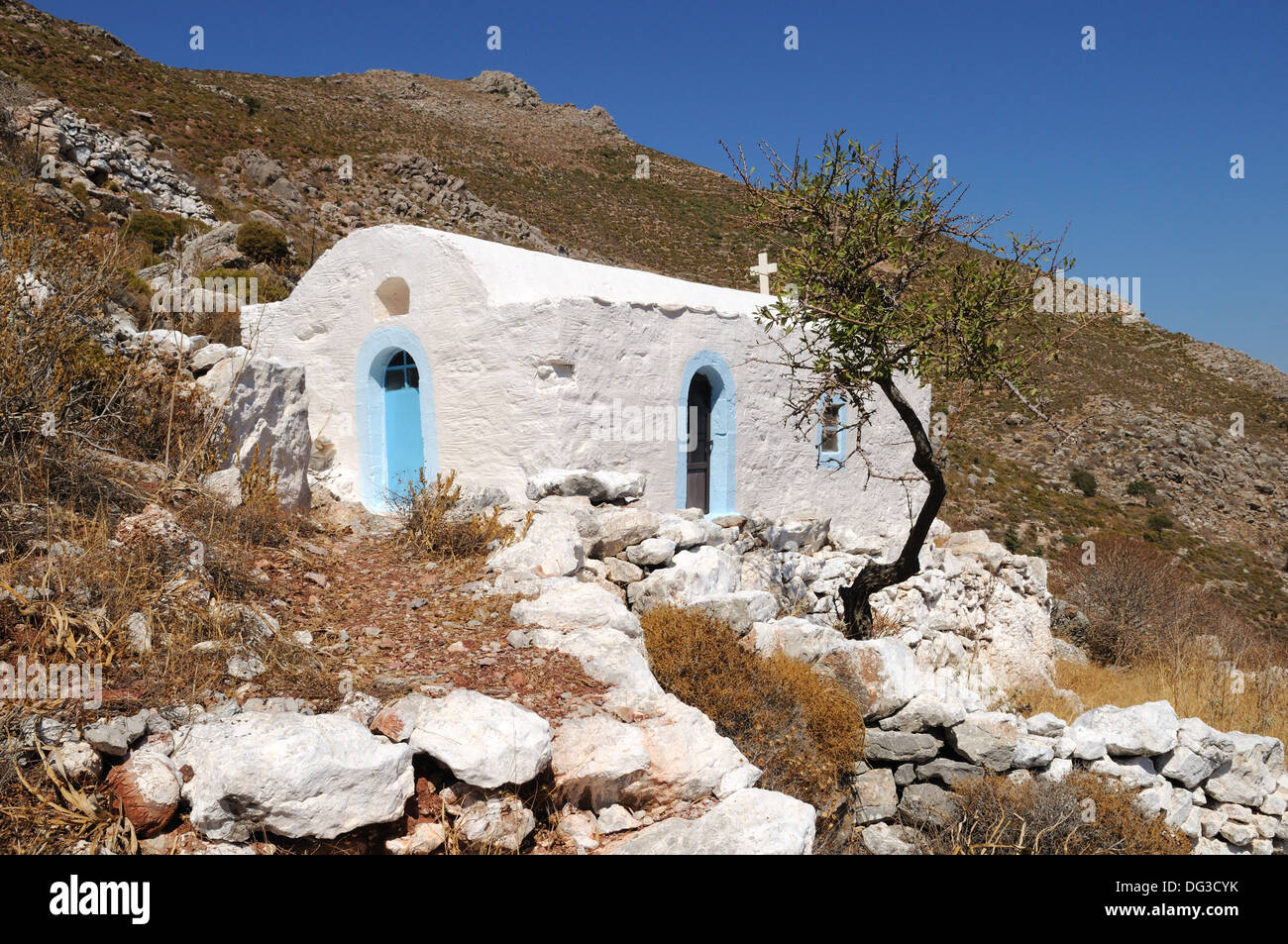 Kleines Fass weiß getünchten überdacht griechisch-orthodoxe Kirche über Livadia Tilos der Dodekanes Griechenland Stockfoto