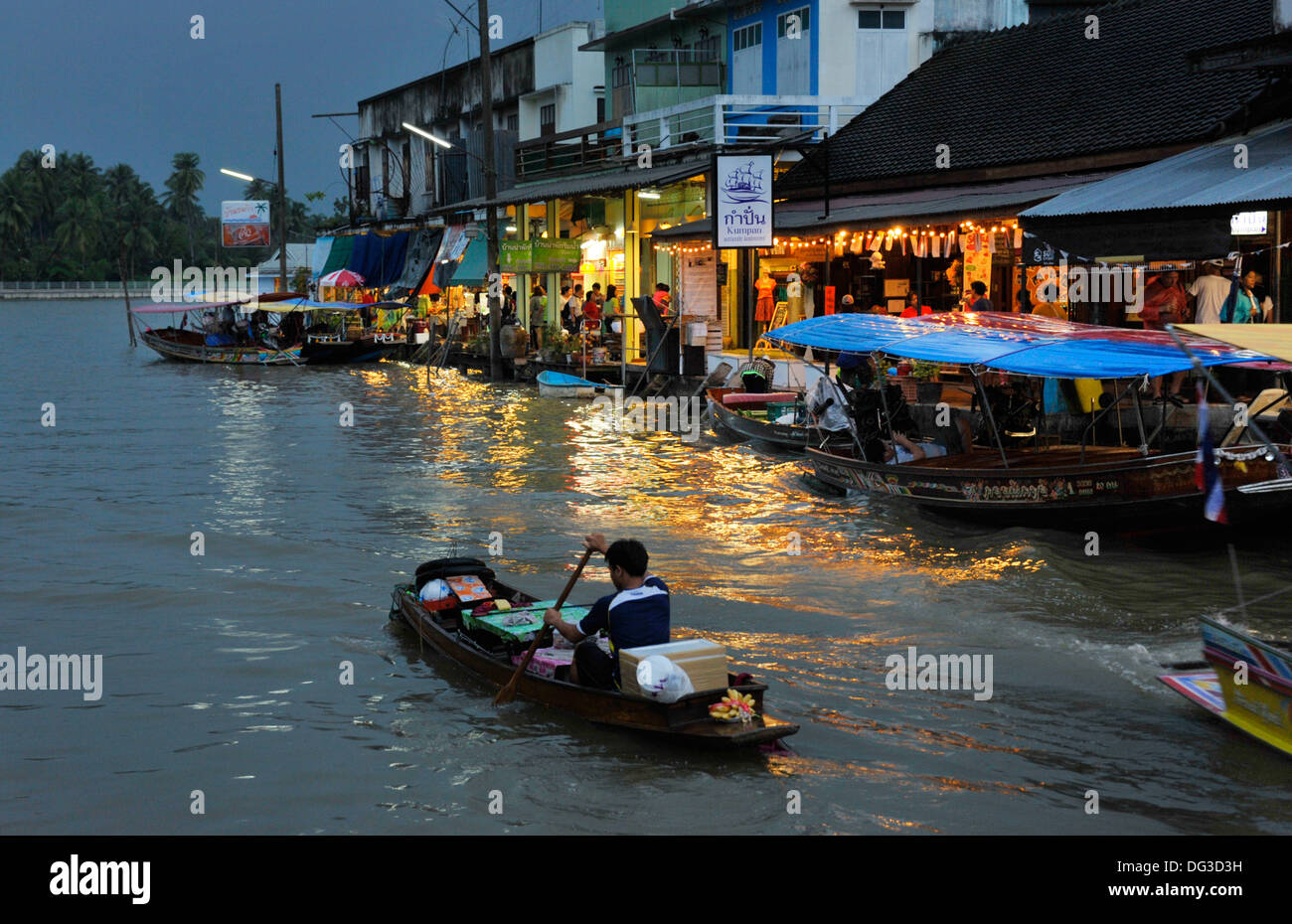 Abenddämmerung in Amphawa schwimmenden Markt, Samut Songkhram, Thailand. Stockfoto