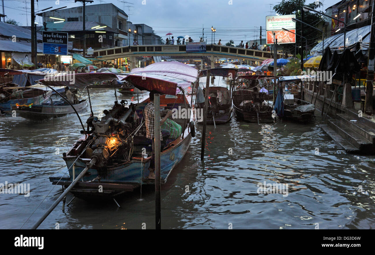 Abenddämmerung in Amphawa schwimmenden Markt, Samut Songkhram, Thailand. Stockfoto