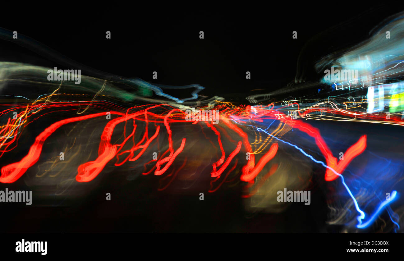 Abstrakte Bilder des nächtlichen Verkehrs in Bangkok, Thailand. Stockfoto