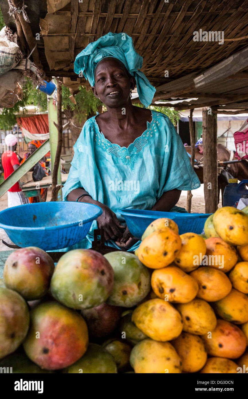 Senegal, Touba. Frau verkaufen Mangos am Busbahnhof. Stockfoto