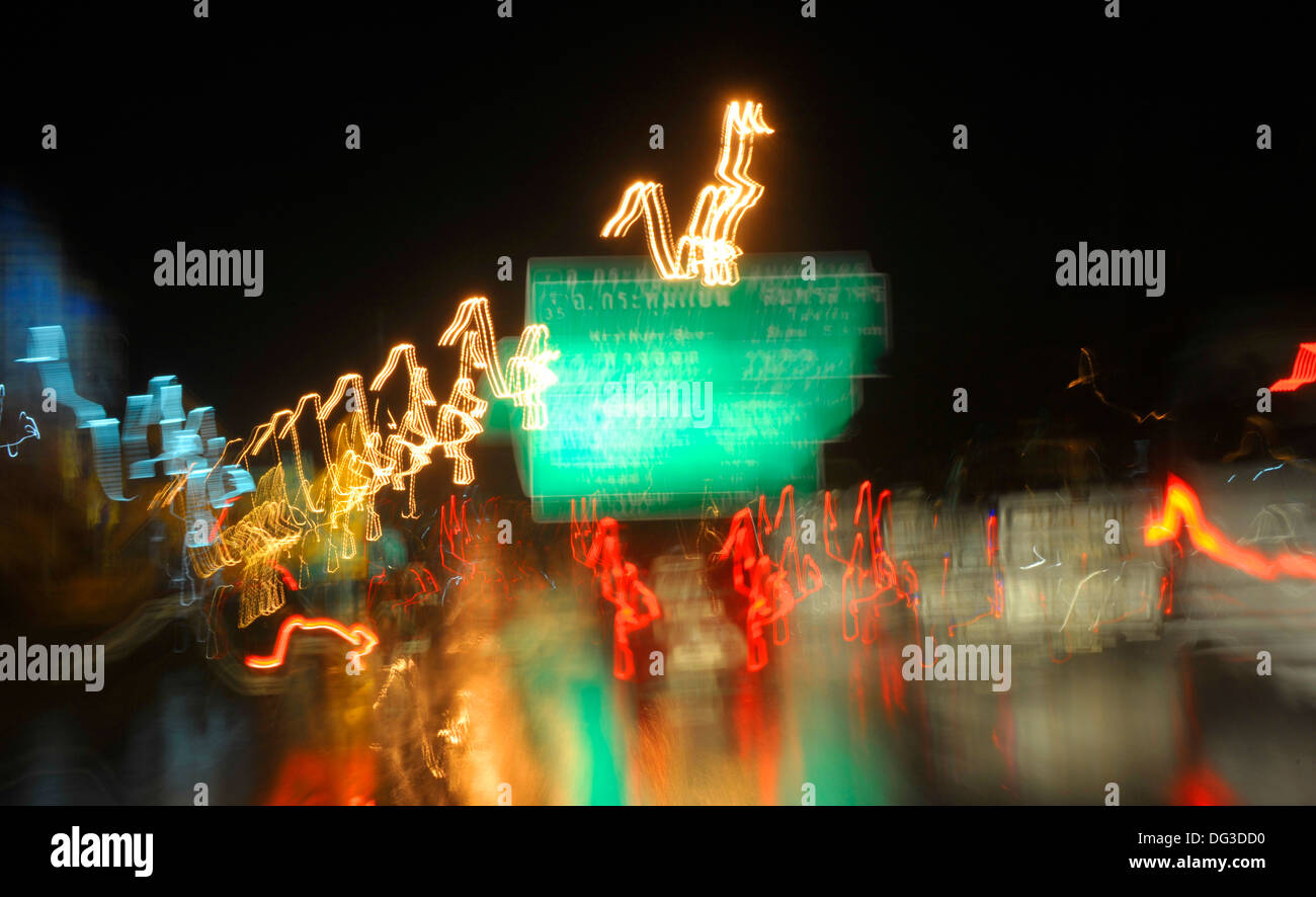 Abstrakte Bilder des nächtlichen Verkehrs in Bangkok, Thailand. Stockfoto