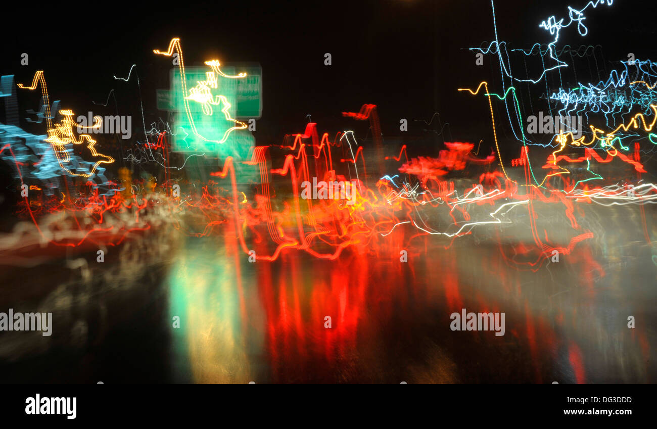 Abstrakte Bilder des nächtlichen Verkehrs in Bangkok, Thailand. Stockfoto