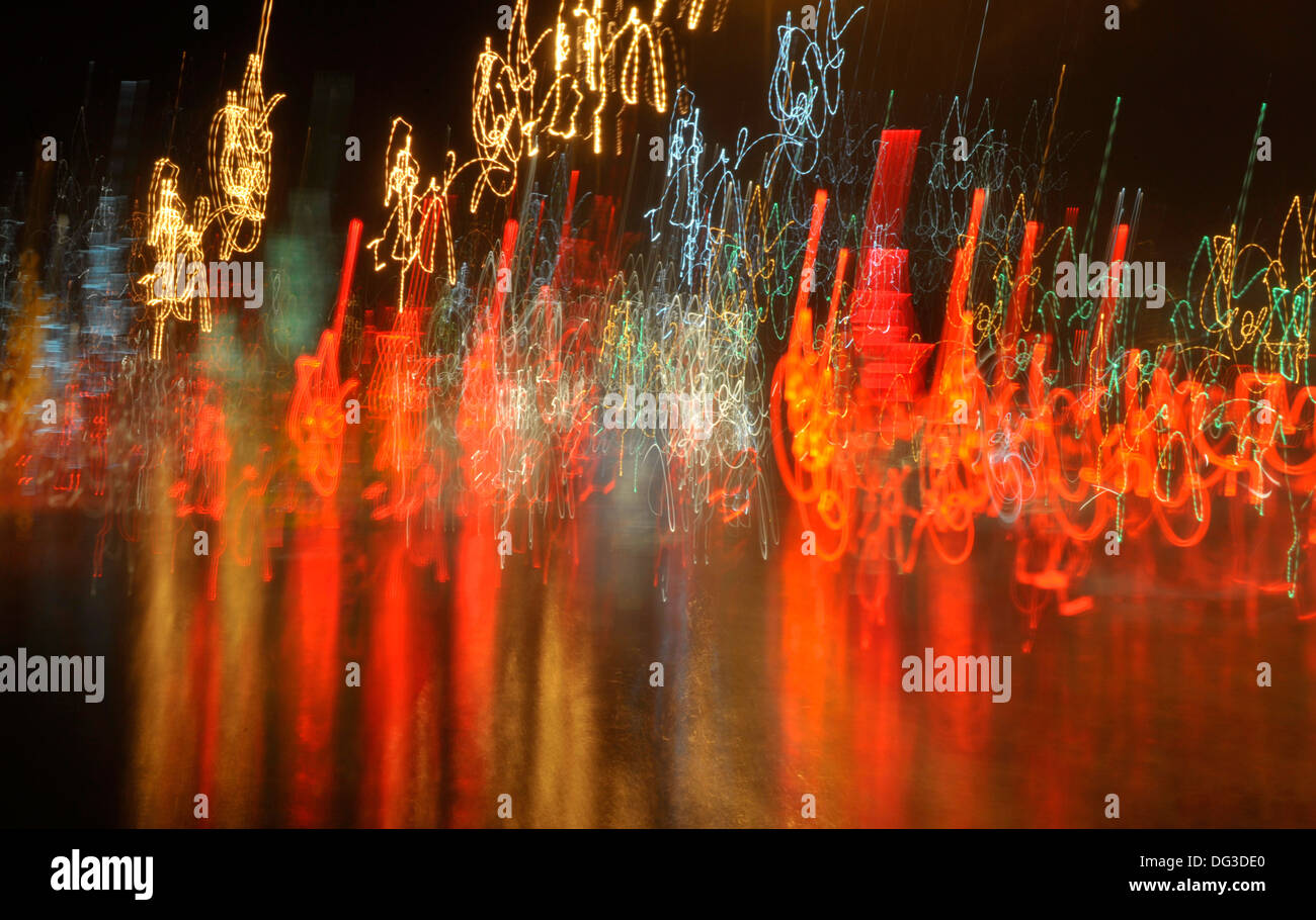 Abstrakte Bilder des nächtlichen Verkehrs in Bangkok, Thailand. Stockfoto