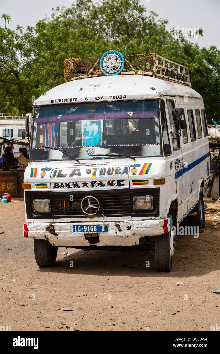 Senegal, Touba. Einen kleinen Lieferwagen oder Bus für Kurzstrecken-Verkehr. Stockfoto