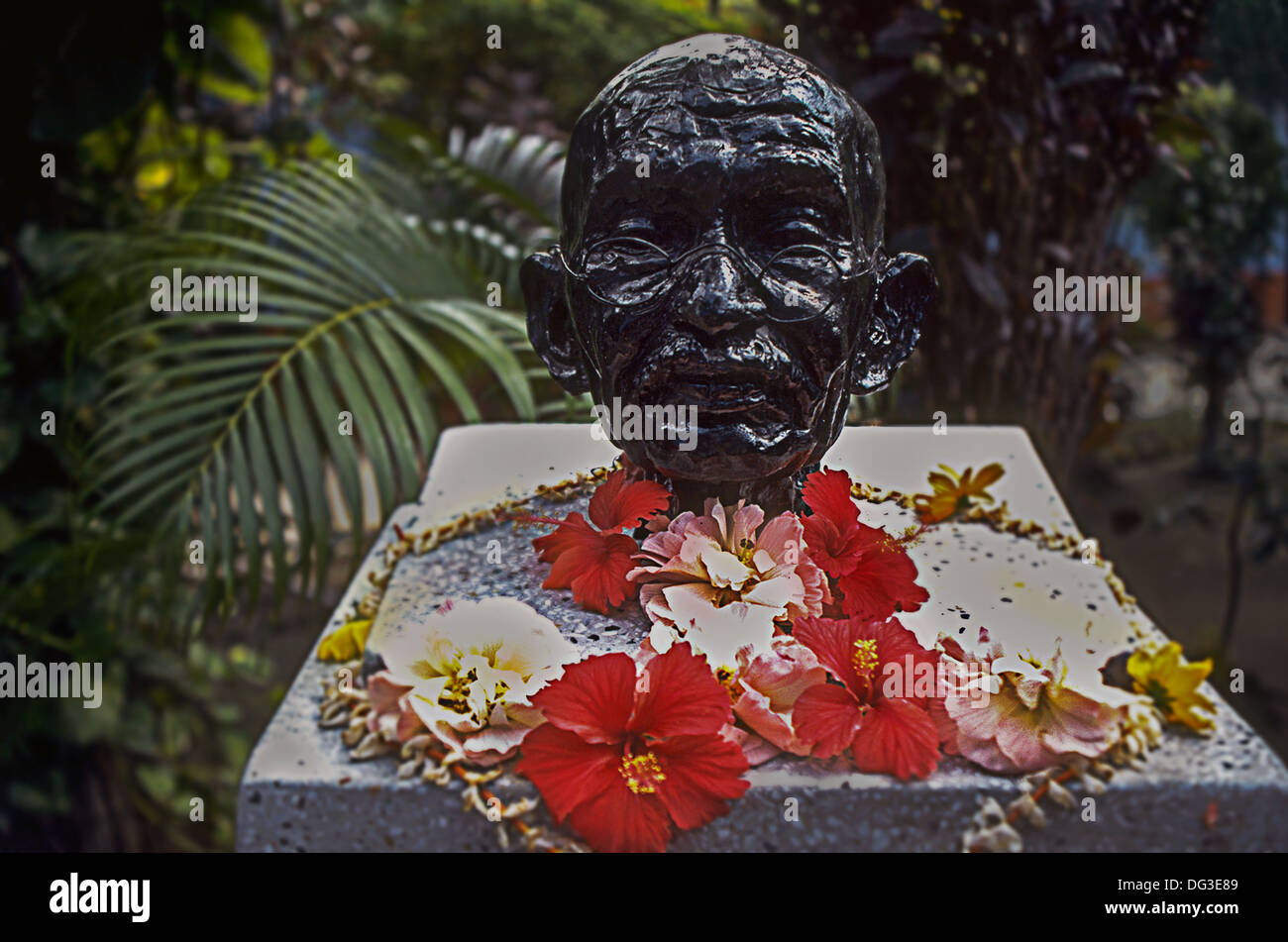 Statue von Gandhi am Eingang der Lepra-Kolonie von Mutter Teresa in Kalkutta, benannt nach dem indischen Führer, Gandhiji Prem Nevas Stockfoto