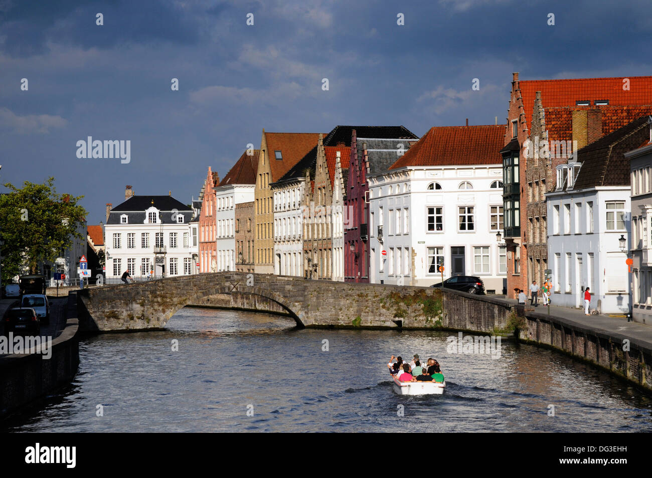 Ein Touristenboot auf einem Kanal in Brügge, Belgien Stockfoto