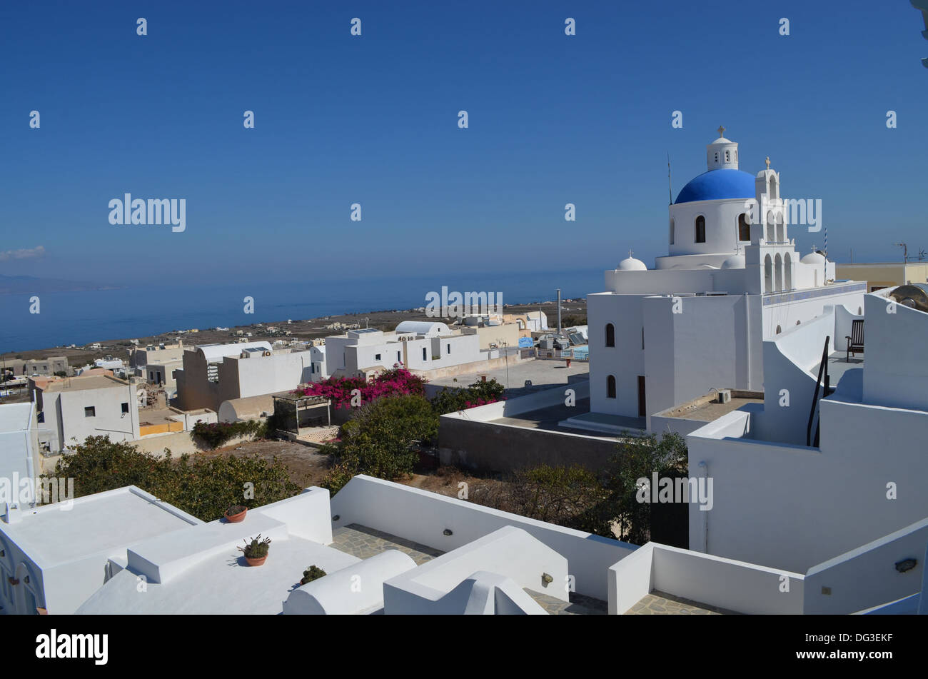 Eine schöne alte Kirche auf der Insel Santorini in den Kykladen, Griechenland, ist darüber hinaus das Aegen Meer Stockfoto