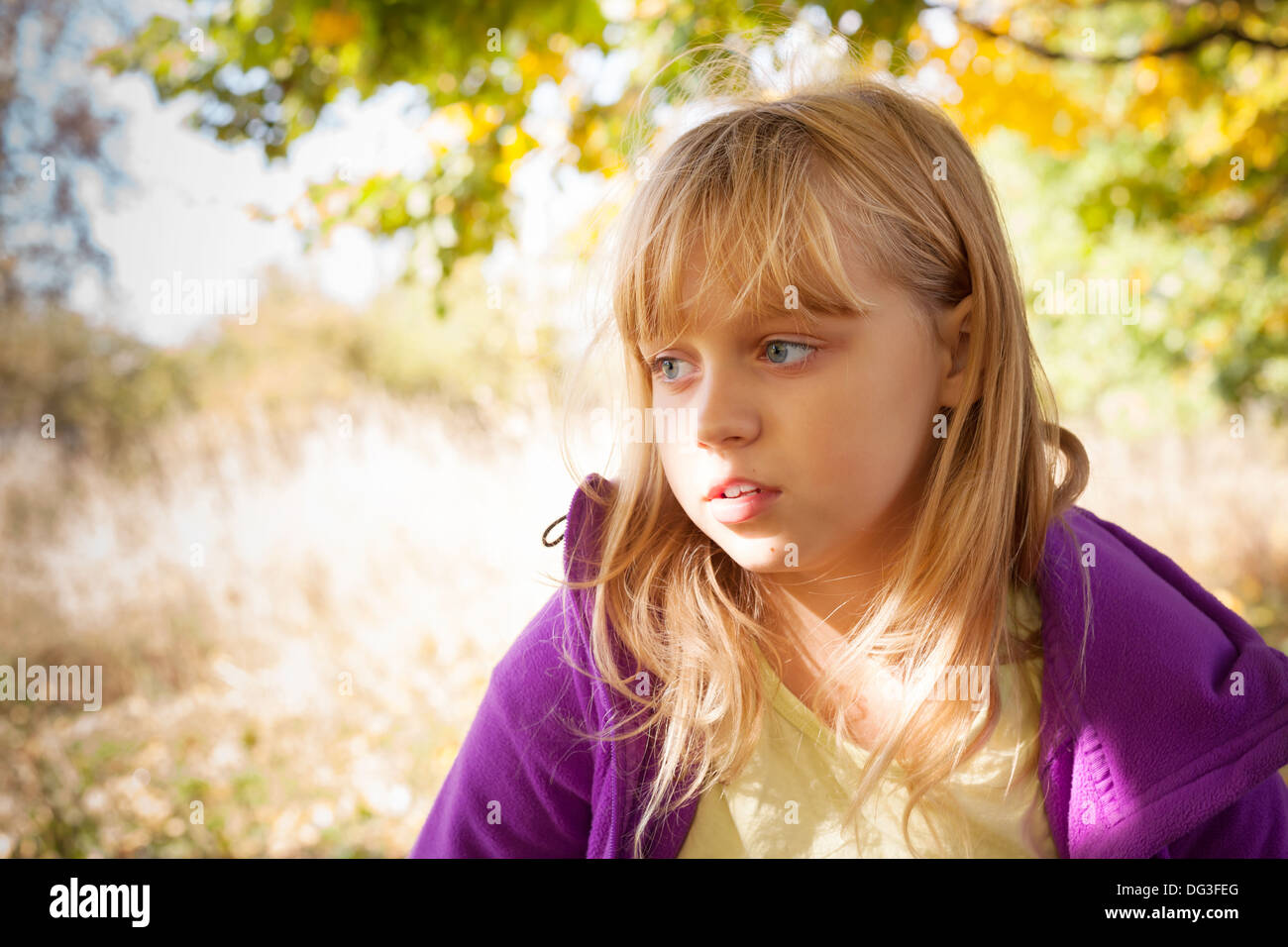 Porträt des blonden Mädchens im Herbst park Stockfoto