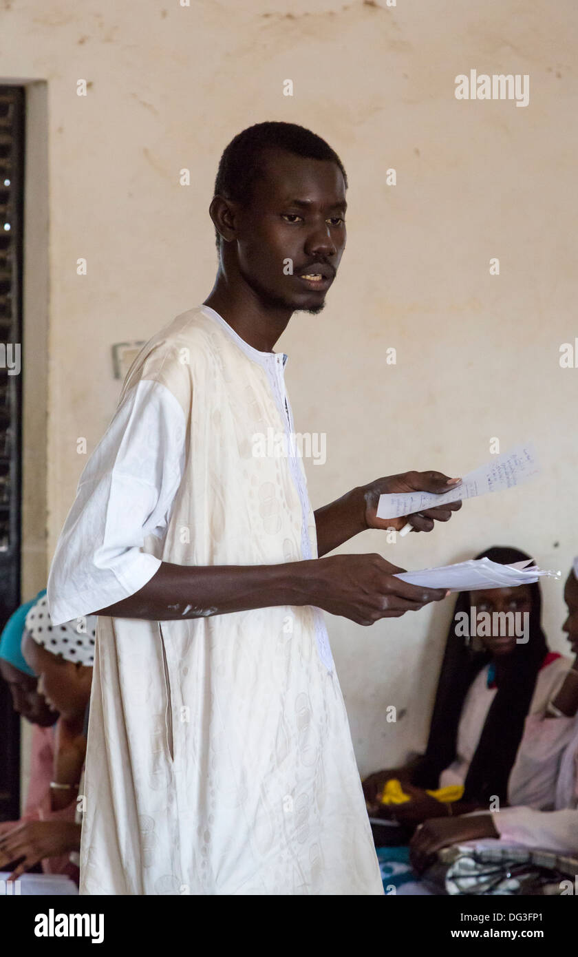 Senegal, Touba. Lehrer in seinem Klassenzimmer am Al-Azhar islamische Institut. Stockfoto