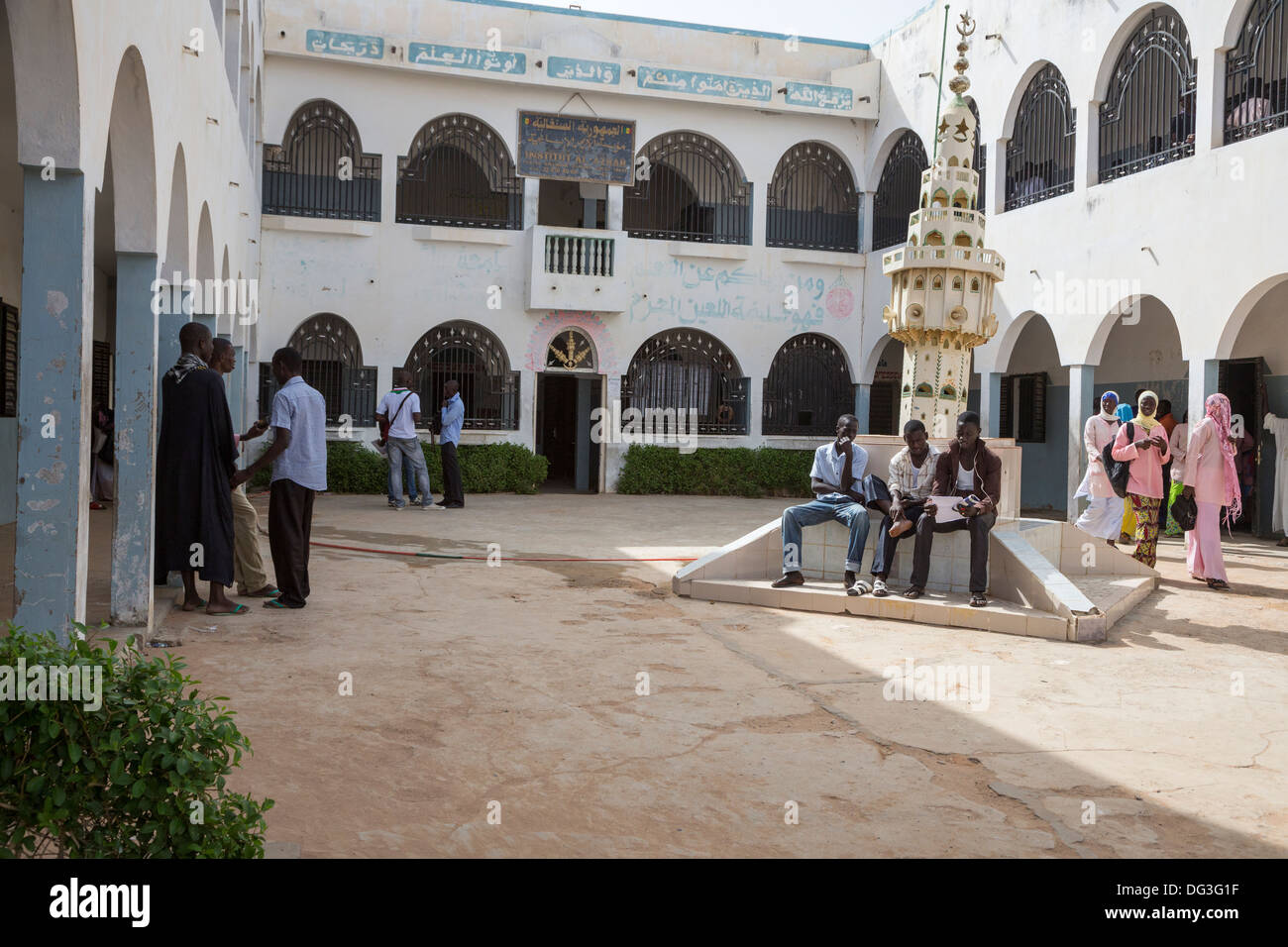 Senegal, Touba. Schüler im Innenhof der Al-Azhar-Institut für islamische Studien. Stockfoto