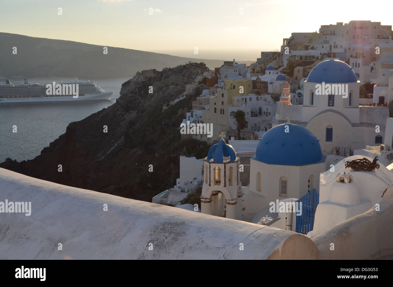 Eine schöne alte Kirche auf der Insel Santorini in den Kykladen, Griechenland, ist darüber hinaus das Aegen Meer Stockfoto