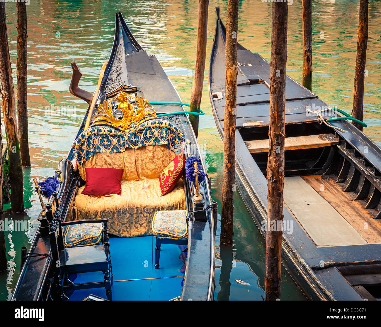 Gondeln auf Kanal in Venedig Stockfoto