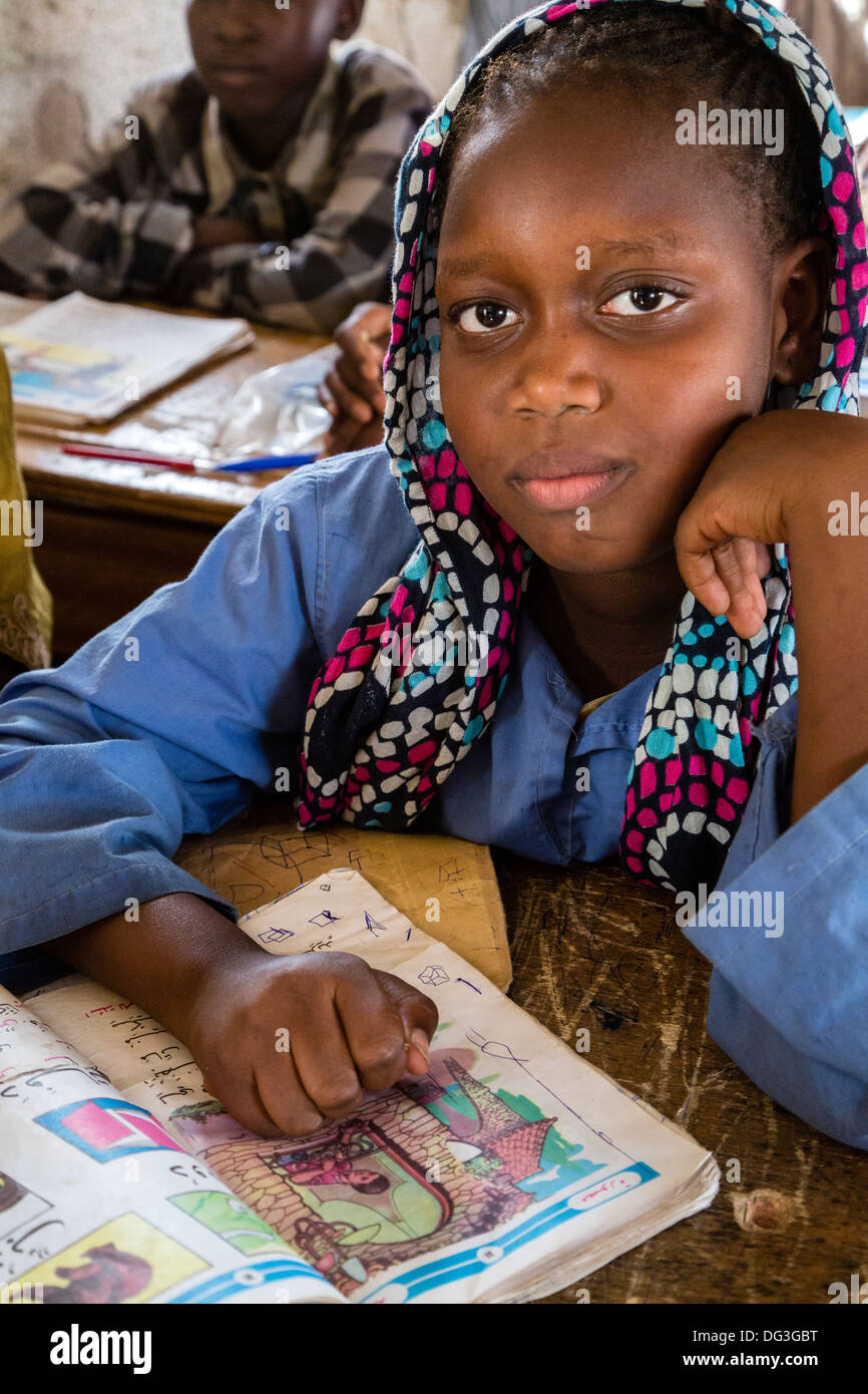 Senegal, Touba. Junges Mädchen am Al-Azhar Madrasa, eine Schule für islamische Studien. Ihr Buch zeigt, dass sie Arabisch lernen. Stockfoto