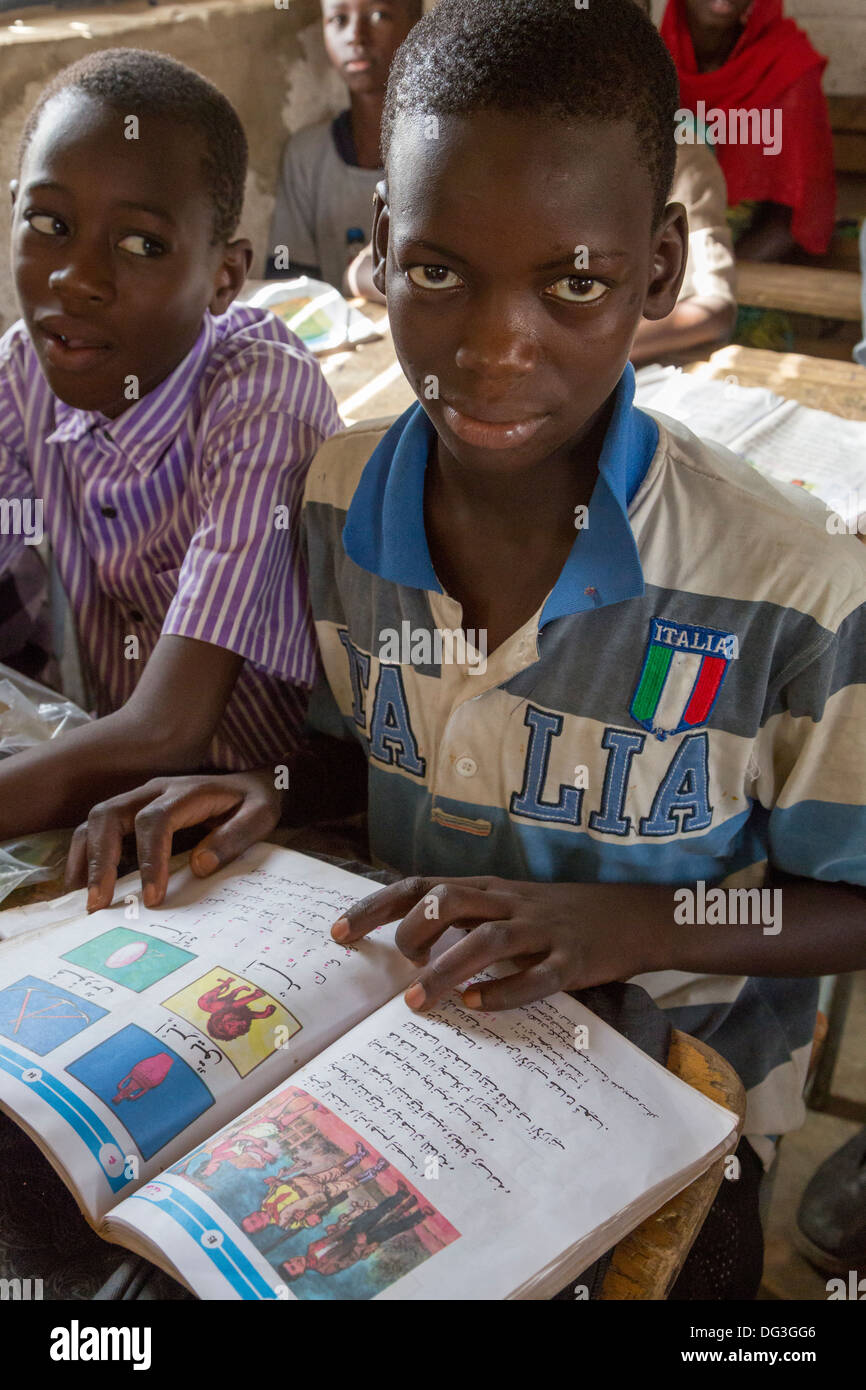 Senegal, Touba. Junge am Al-Azhar Madrasa, eine Schule für islamische Studien. Sein Buch zeigt, dass er Arabisch studiert. Stockfoto