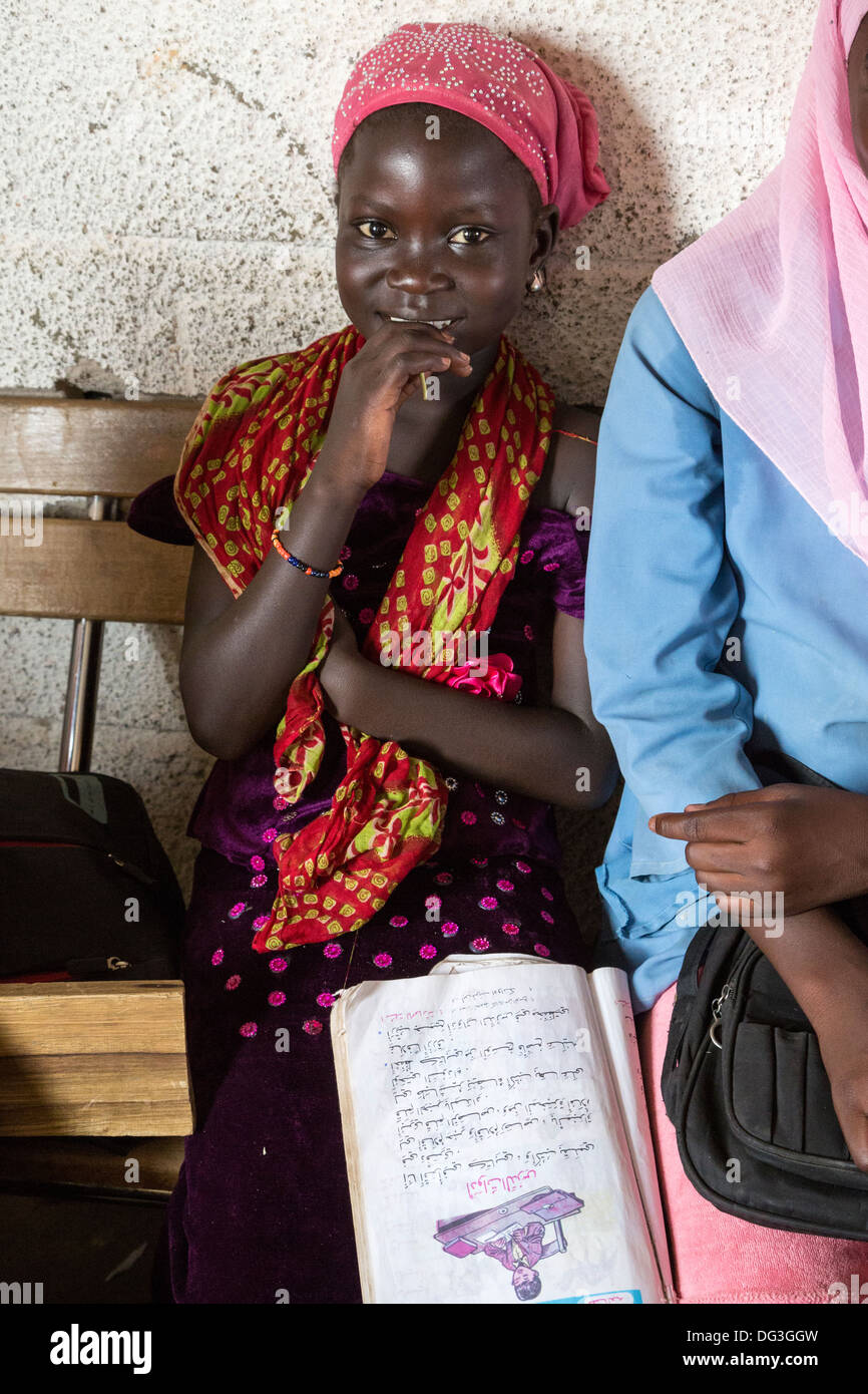 Senegal, Touba. Junges Mädchen am Al-Azhar Madrasa, eine Schule für islamische Studien. Ihr Buch zeigt, dass sie Arabisch lernen. Stockfoto