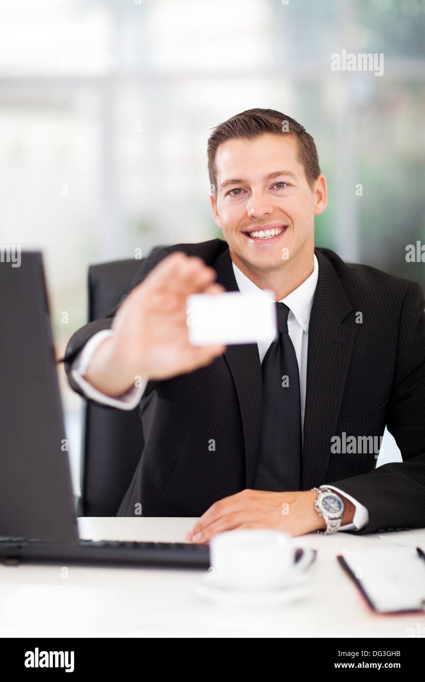 fröhliche junge Geschäftsmann weiße Visitenkarte Vorlage Stockfoto