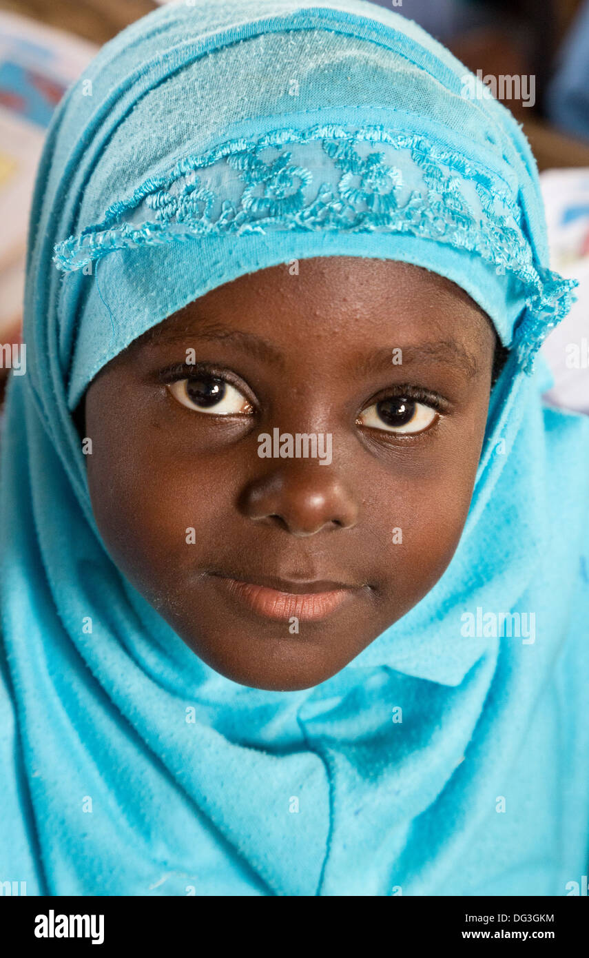 Senegal, Touba. Junges Mädchen am Al-Azhar Madrasa, eine Schule für islamische Studien. Stockfoto