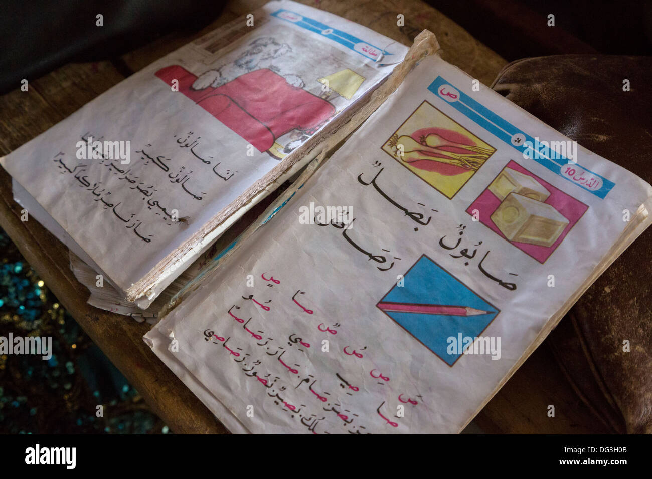 Senegal, Touba. Buch von jungen Studenten verwendet, um bei Al-Azhar Madrasa, eine Schule für Islamwissenschaft Arabisch zu lernen. Stockfoto