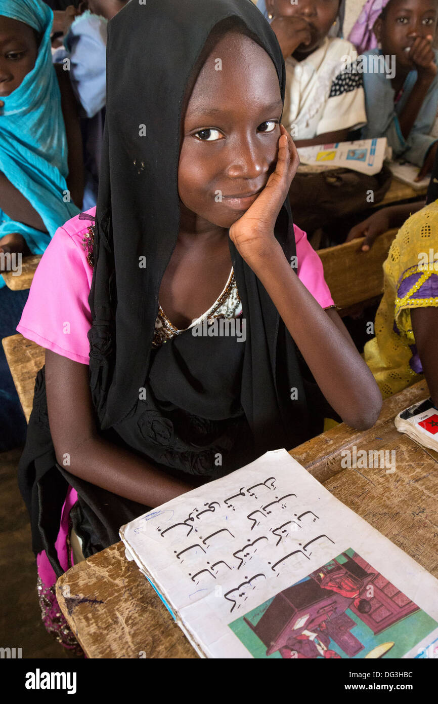 Senegal, Touba. Junges Mädchen mit ihrem Arabisch-Reader auf der Madrasa Al-Azhar, eine Schule für islamische Studien. Stockfoto