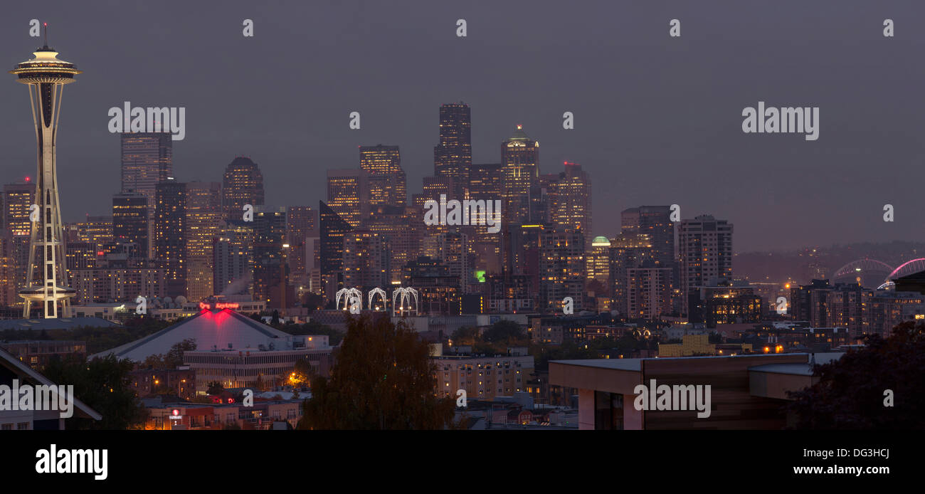 Die Stadt Seattle einen Panoramablick auf die Lichter der Stadt in der Nacht. Stockfoto