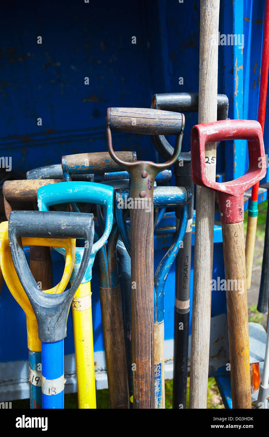 Eine Gruppe von Gabeln gebraucht, secondhand, Garten, Werkzeuge, Spaten für den Verkauf auf einen Stand auf einem freien Markt. Stockfoto