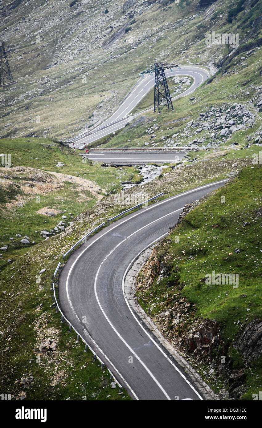 Eine kurvenreiche Straße hinauf in den rumänischen Karpaten genannt "Transfagarasan" Stockfoto