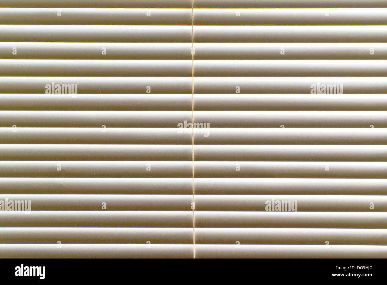 Horizontal-Jalousien-Fenster schließen Sie herauf Bild als Hintergrund. Stockfoto