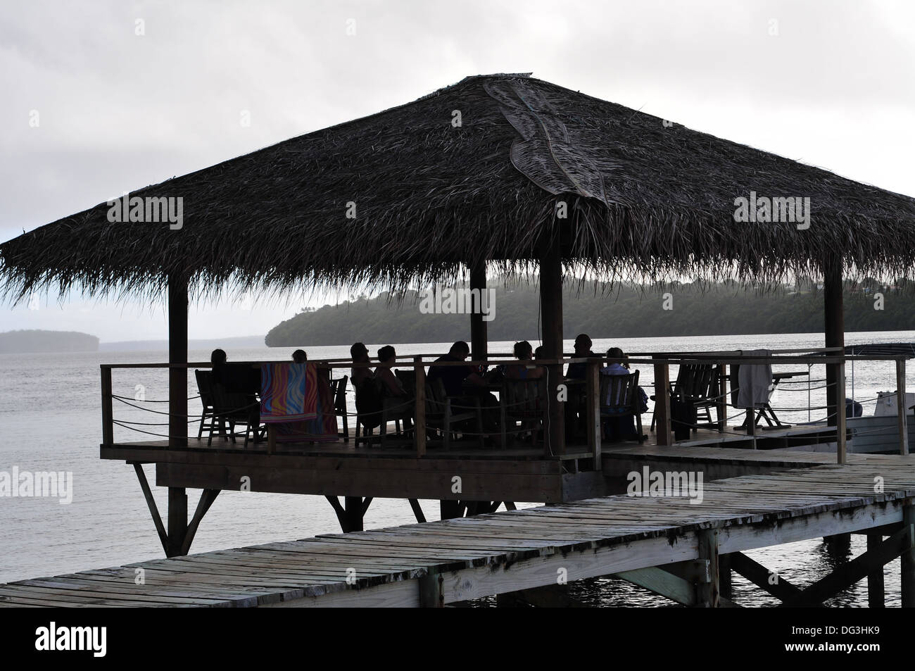 Siesta am Nachmittag unter Schutz auf Steg Tongan Beach Resort an bewölkten Tag Stockfoto