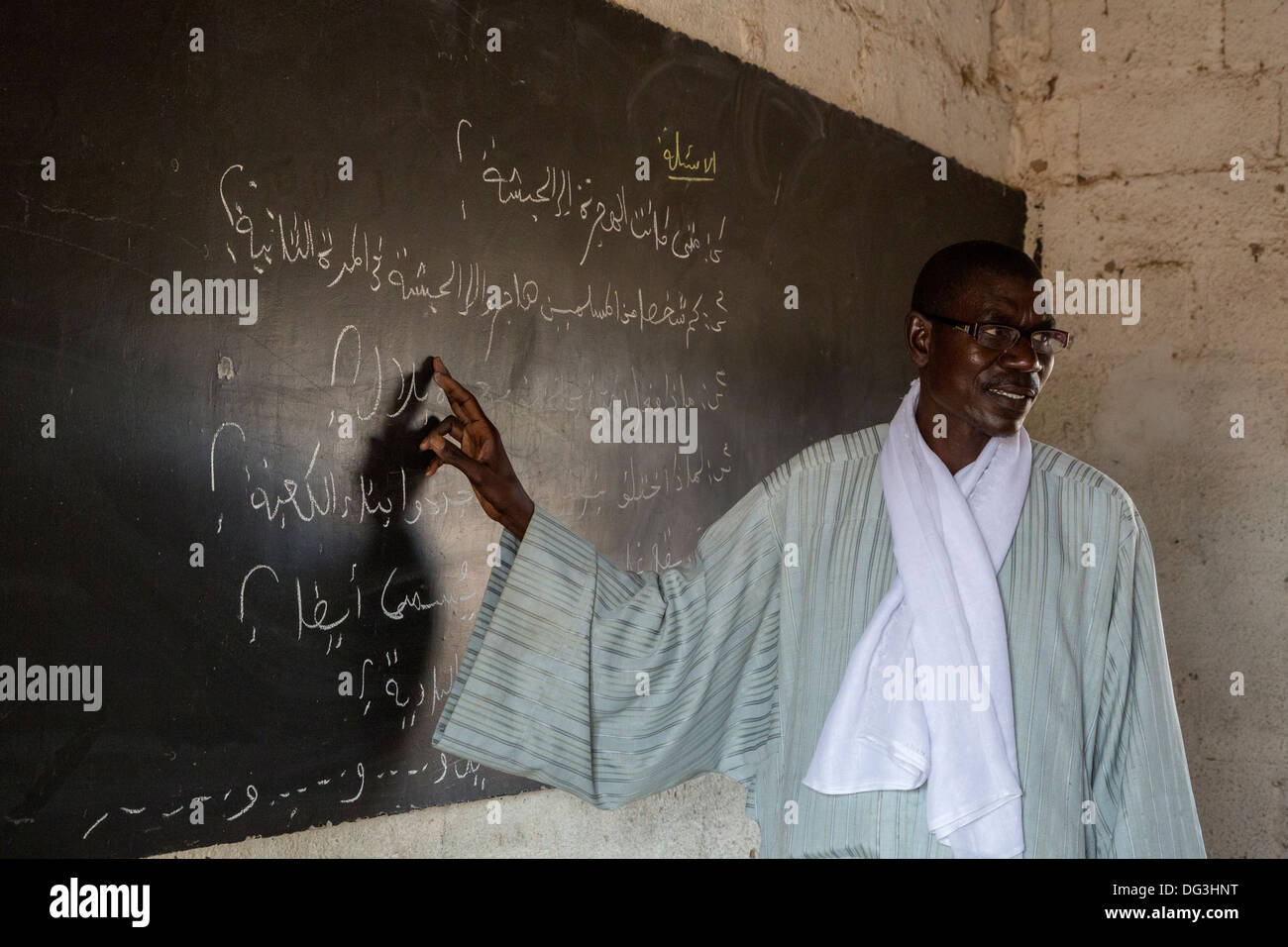 Senegal, Touba. Lehrer einen Vortrag in arabischer Studenten an der Madrasa Al-Azhar, eine Schule für islamische Studien. Stockfoto