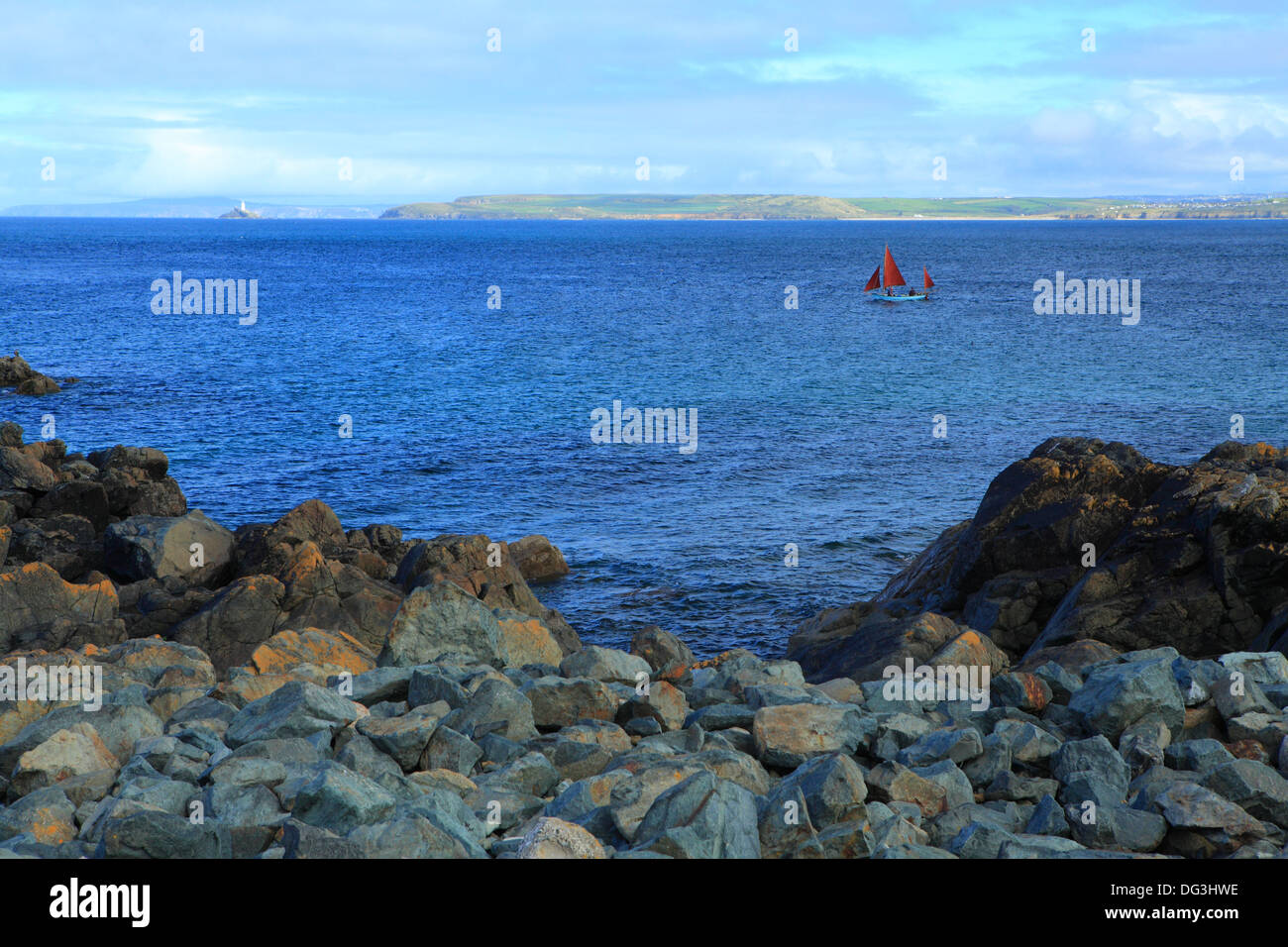 Segelboot in St Ives Bay, West Cornwall, England, UK Stockfoto