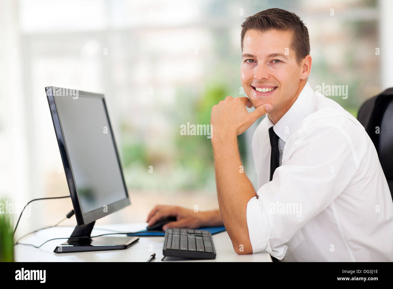 entspanntes Sitzen im modernen Büro Geschäftsmann Stockfoto