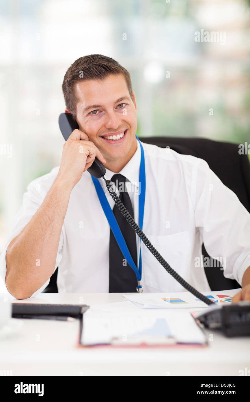 fröhliche Geschäftsmann telefonieren im Büro Stockfoto