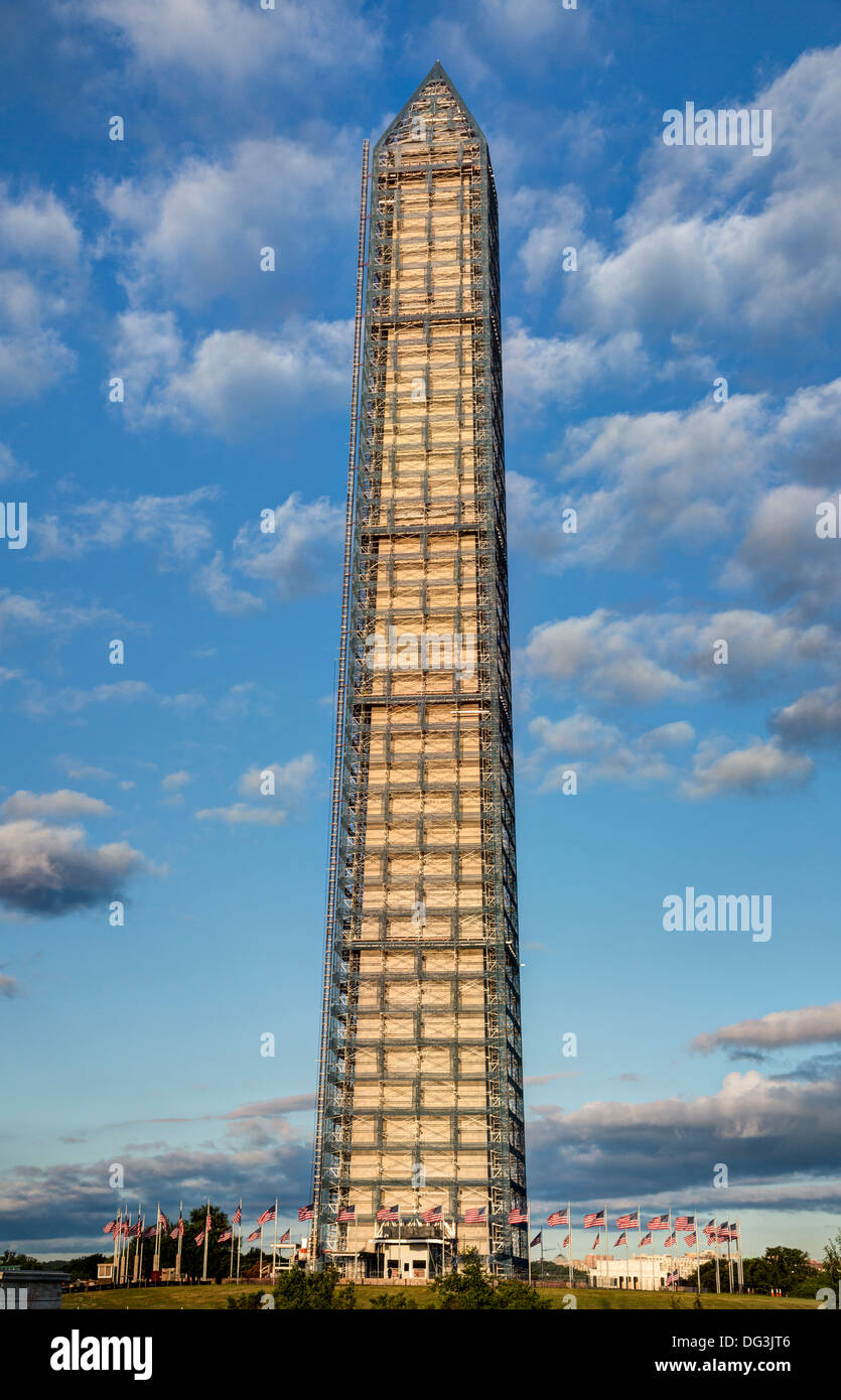 Washington, D.C., USA. Gerüst auf dem Washington Monument für Reparaturen der Erdbebenschäden 2011. Am frühen Morgen. Stockfoto