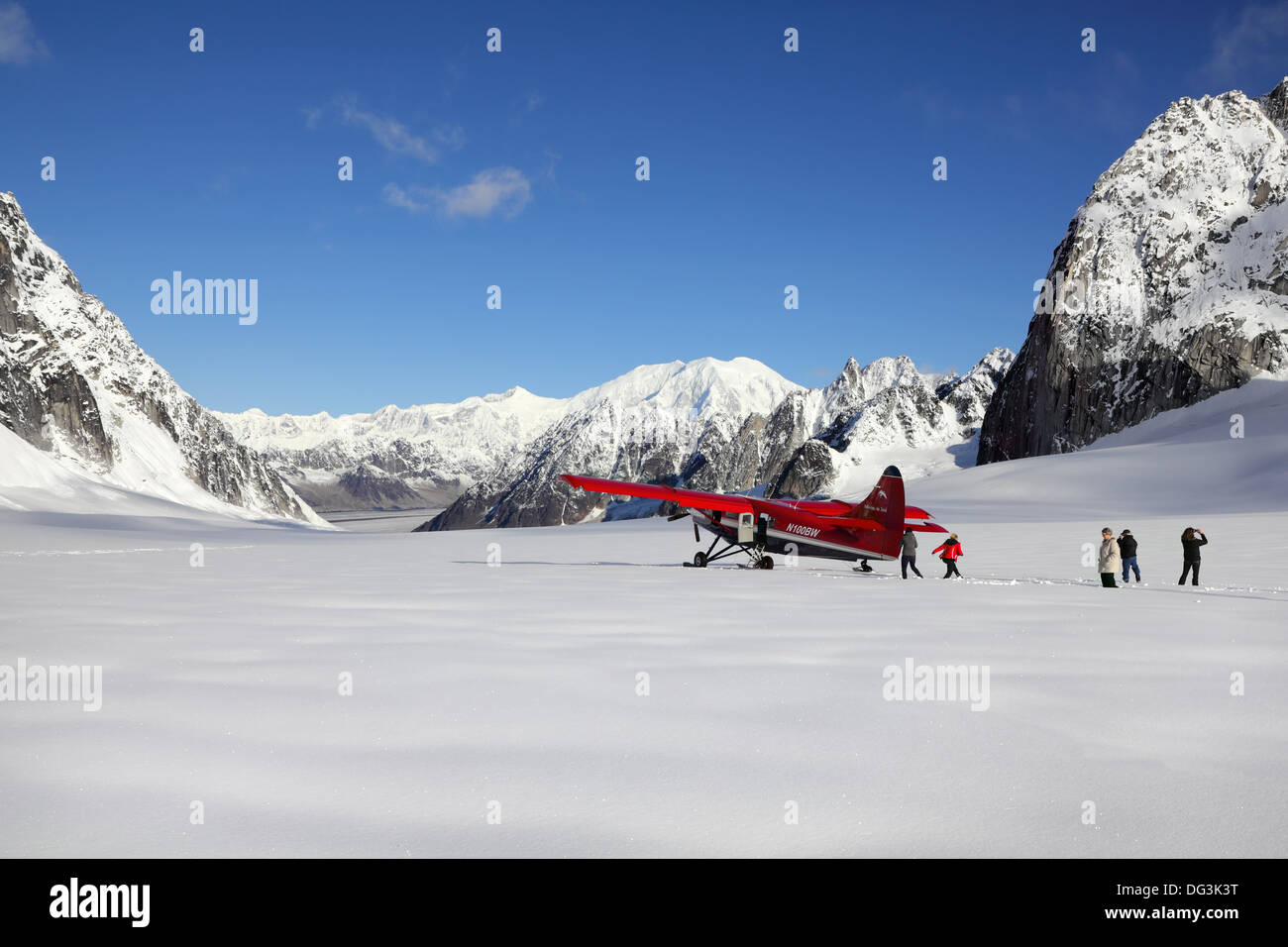 Pika-Gletscher, Alaska - 14. September 2013: Touristen die Landschaft bewundern und fotografieren nach der Landung auf dem Gletscher. Stockfoto