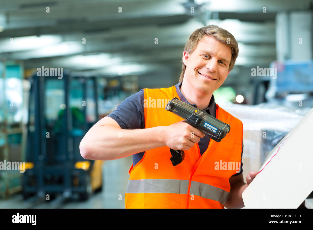 Logistik - Frust mit Schutzweste und Scanner scannt Barcode-Paket Stockfoto