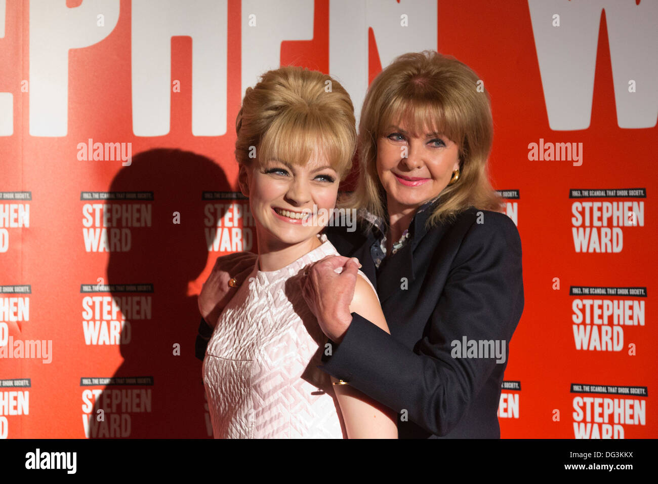 Charlotte Blackledge und Mandy Rice-Davies. Pressevorstellung des musikalischen Stephen Ward von Andrew Lloyd-Webber. Stockfoto