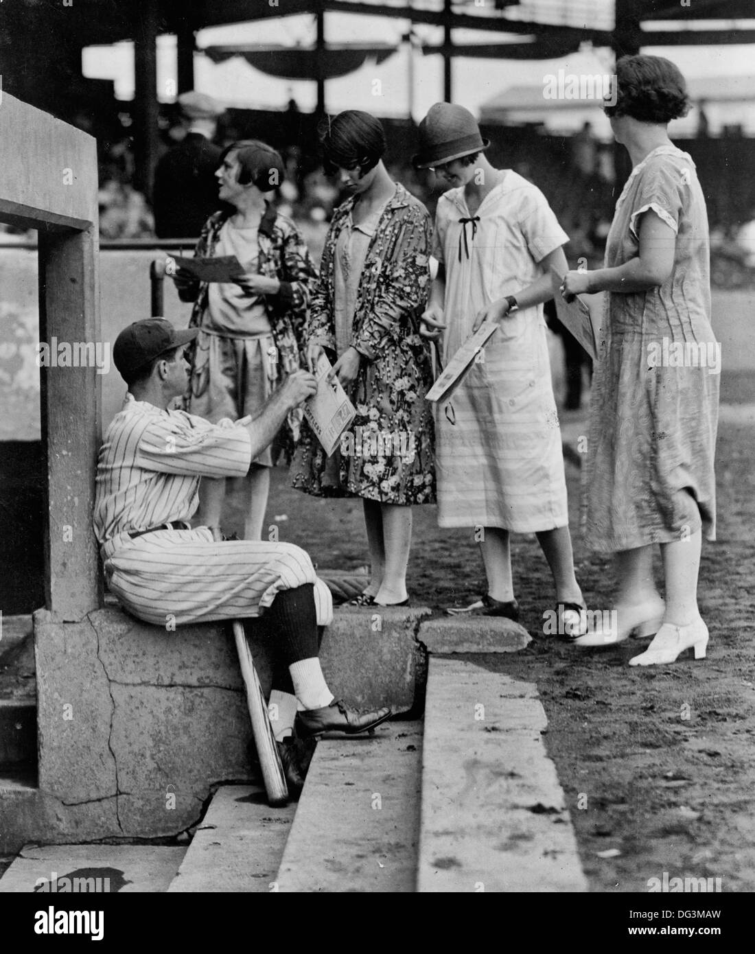 Bucky Harris signierte Scorecards auf Einbaum Schritte am Ladies Day, 8. September 1925 Stockfoto