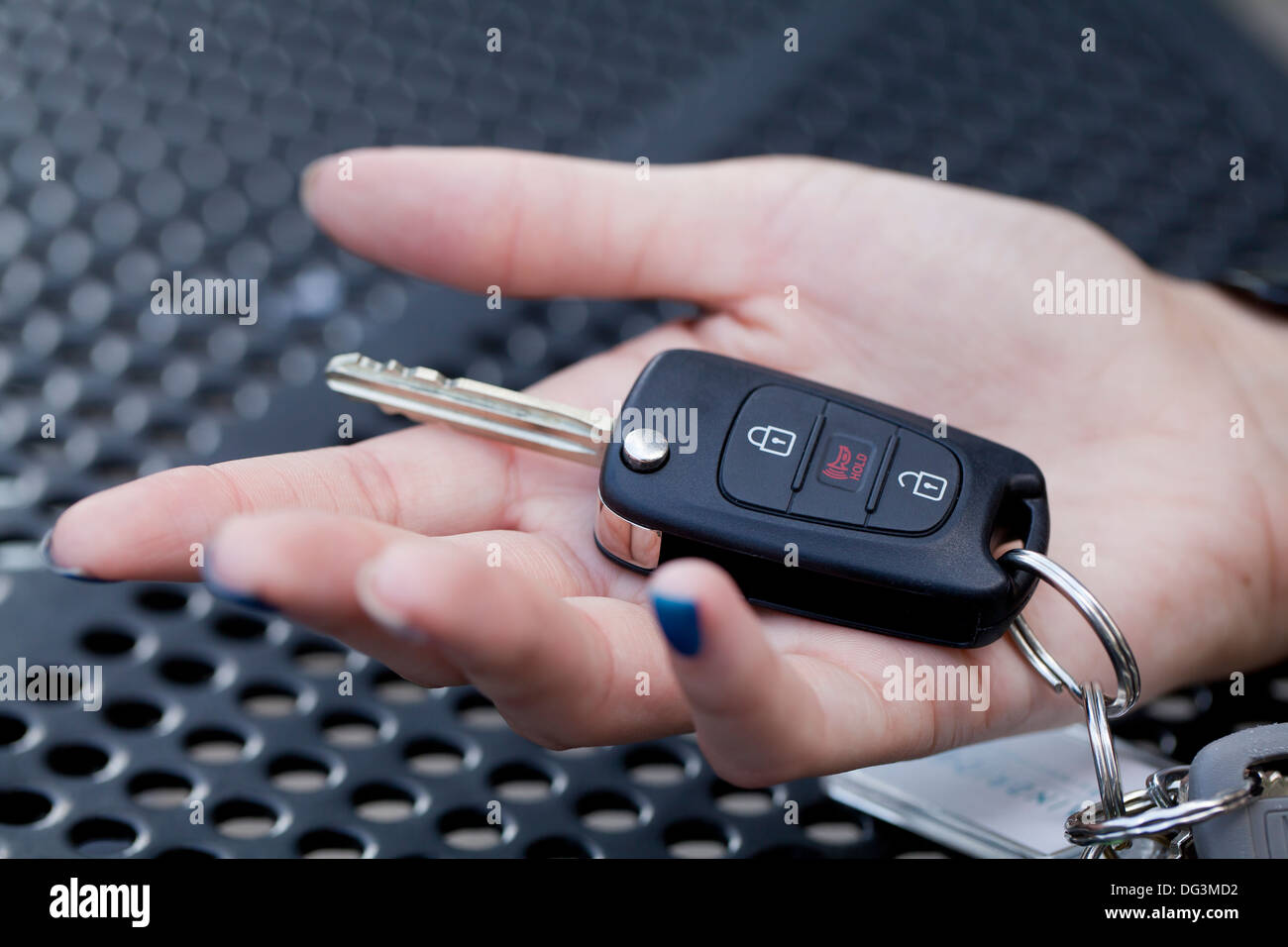 Nahaufnahme von Frauenhand Auto Taste - USA Stockfoto