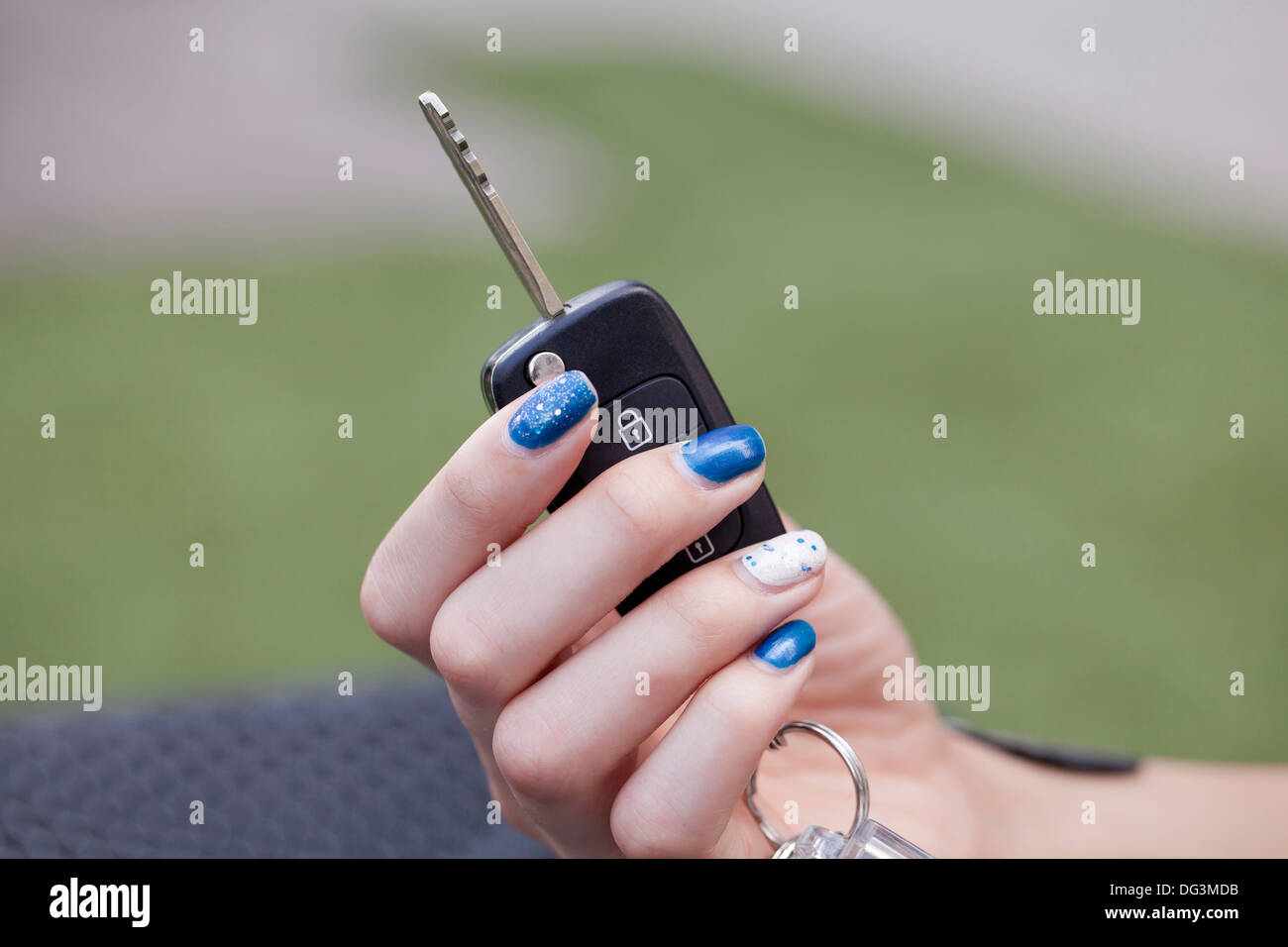Nahaufnahme von Frauenhand Auto Taste - USA Stockfoto